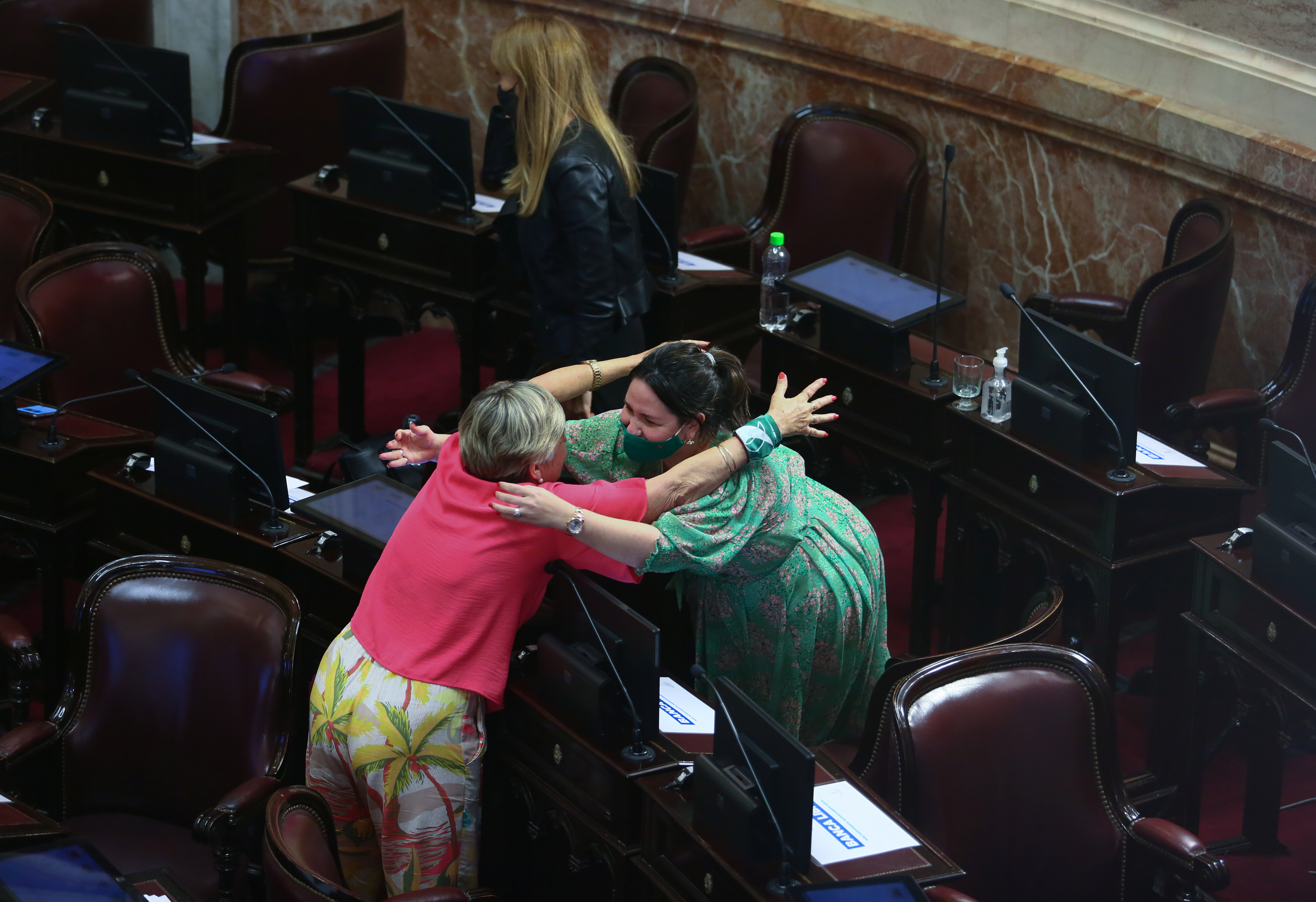 Dos senadora se abrazan tras la aprobación de la ley /REUTERS/