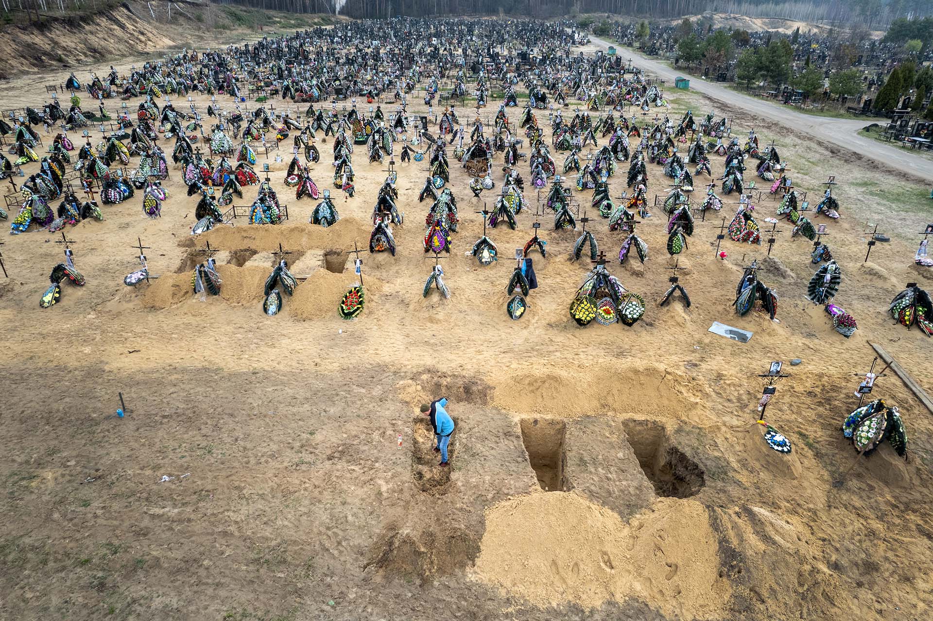 La preparación de las tumbas para enterrar los cadáveres en Irpin, una de las ciudades más castigadas por los crimenes de guerra de las tropas rusas