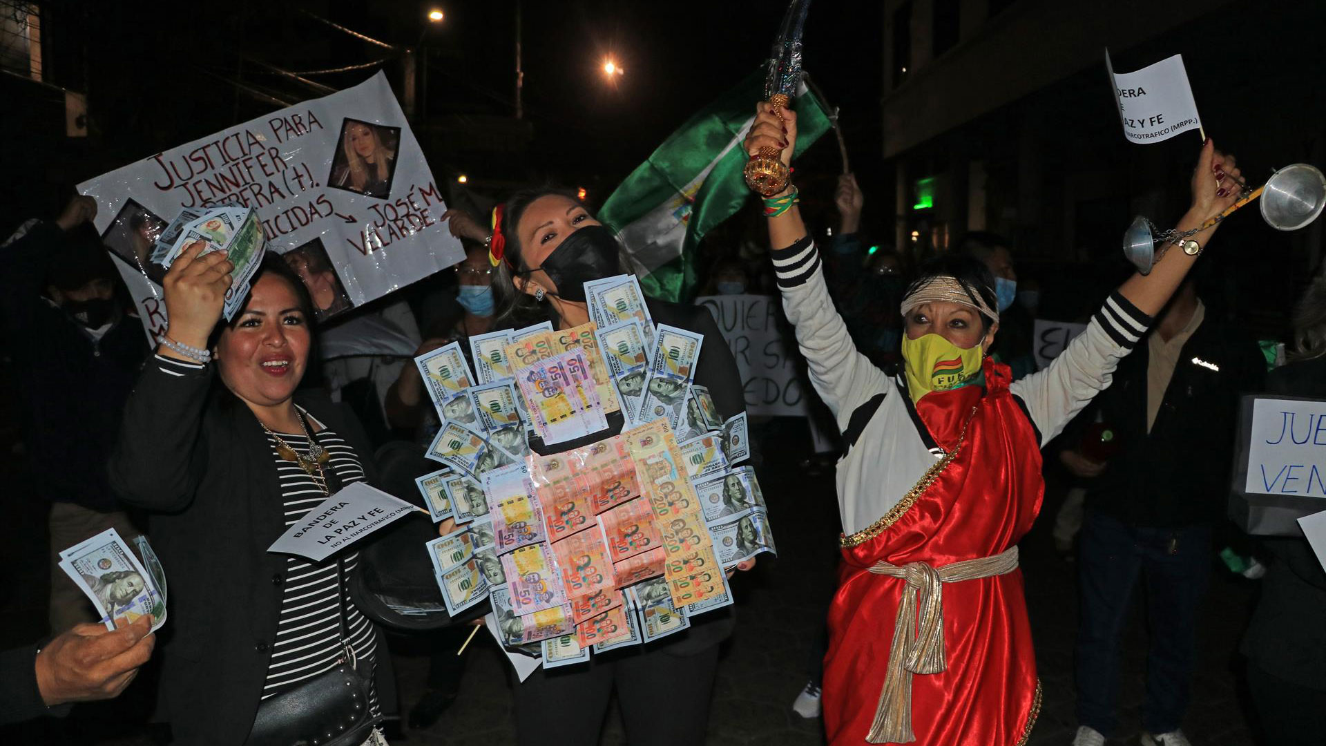 Centenares de personas salieron a las calles de Santa Cruz para protestar contra el narcotráfico (EFE)