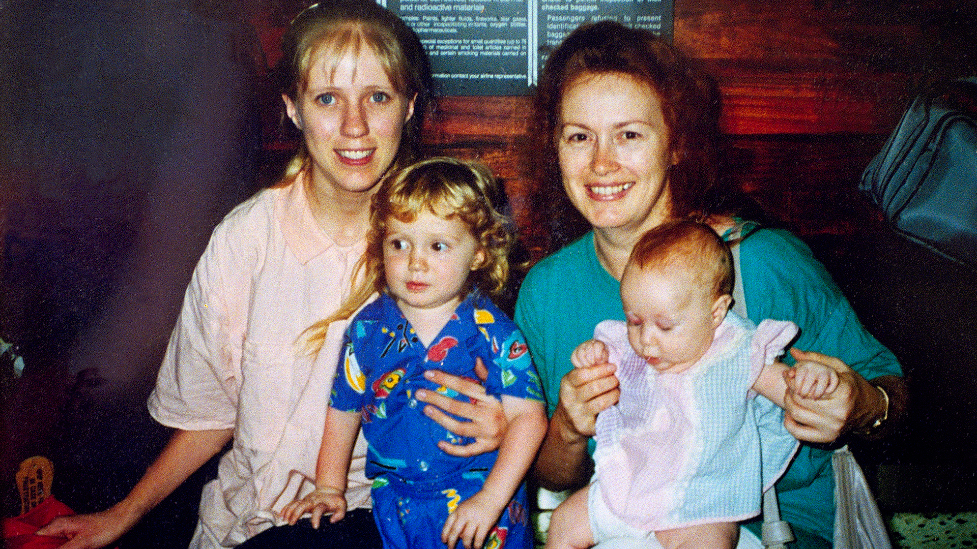 La joven esposa de Koresh, Rachel, junto a su madre Bonnie Haldemany sus hijos Cyrus y Star (AP)