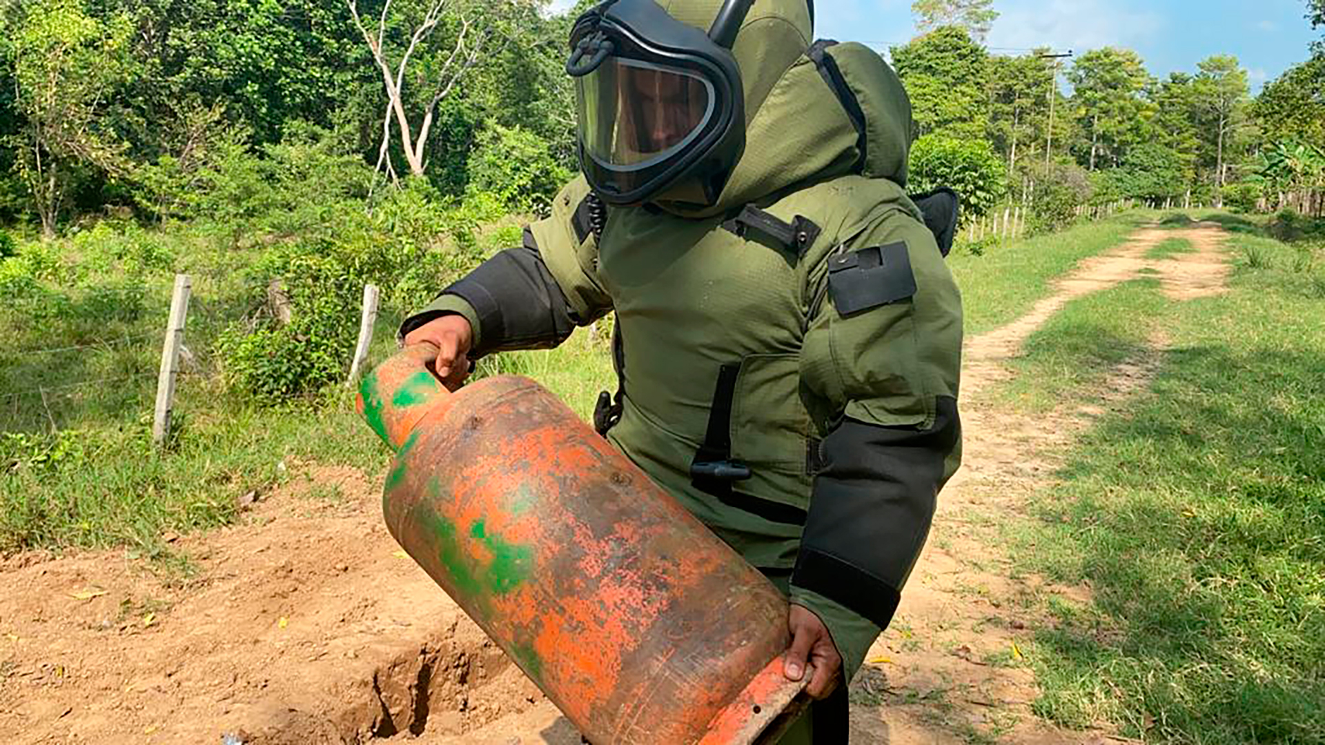 Un explosivista de la FANB enseña uno de los cilindros usados como trampa explosiva en la frontera