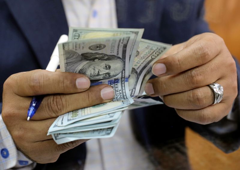 Imagen de archivo de un hombre contando dólares en una casa de cambio en el centro de El Cairo, Egipto. 7 marzo 2017. REUTERS/Mohamed Abd El Ghany
