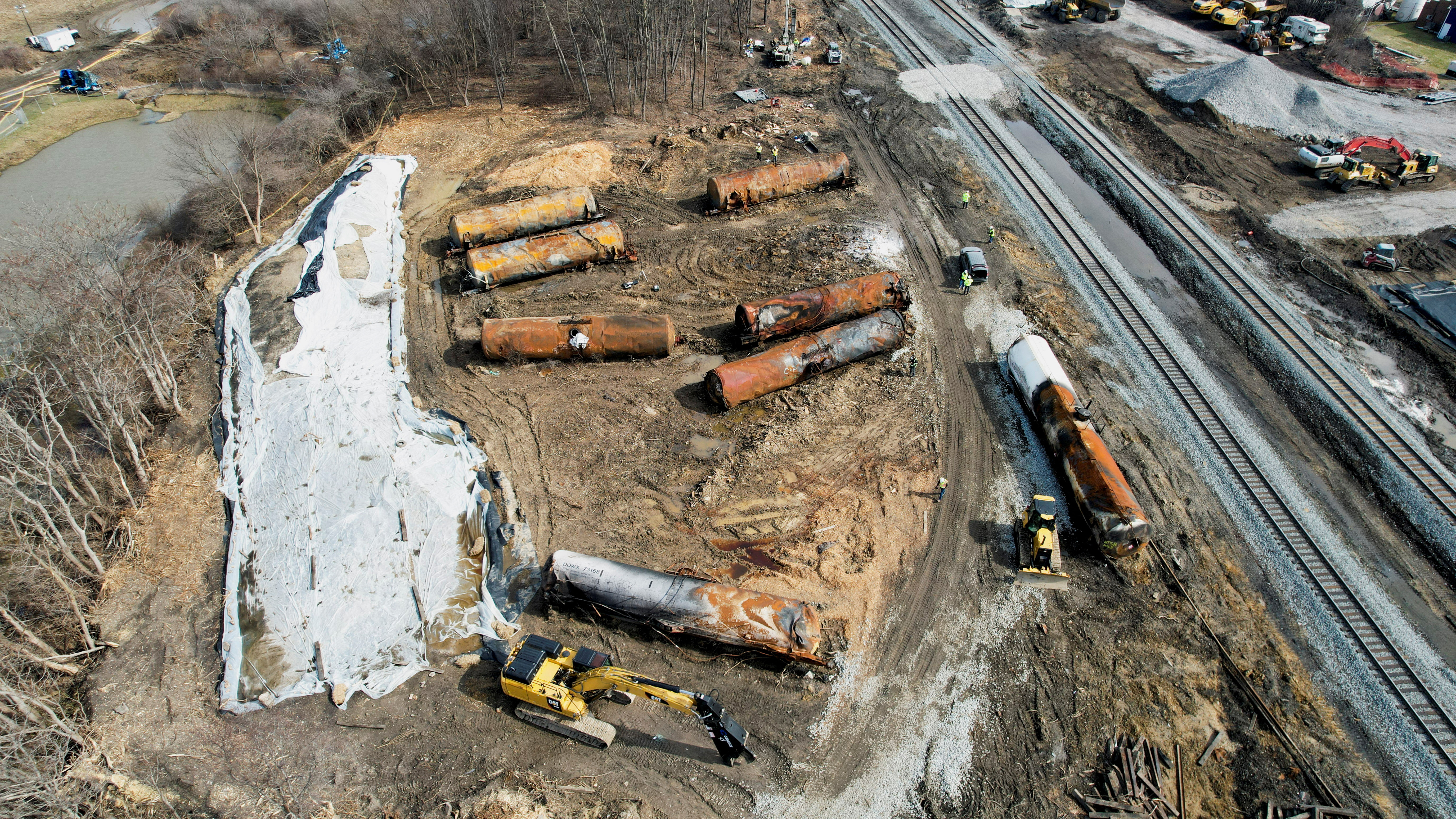 Vista general del lugar del descarrilamiento de un tren que transportaba residuos peligrosos, en East Palestine, Ohio  (REUTERS/Alan Freed/Foto de archivo)