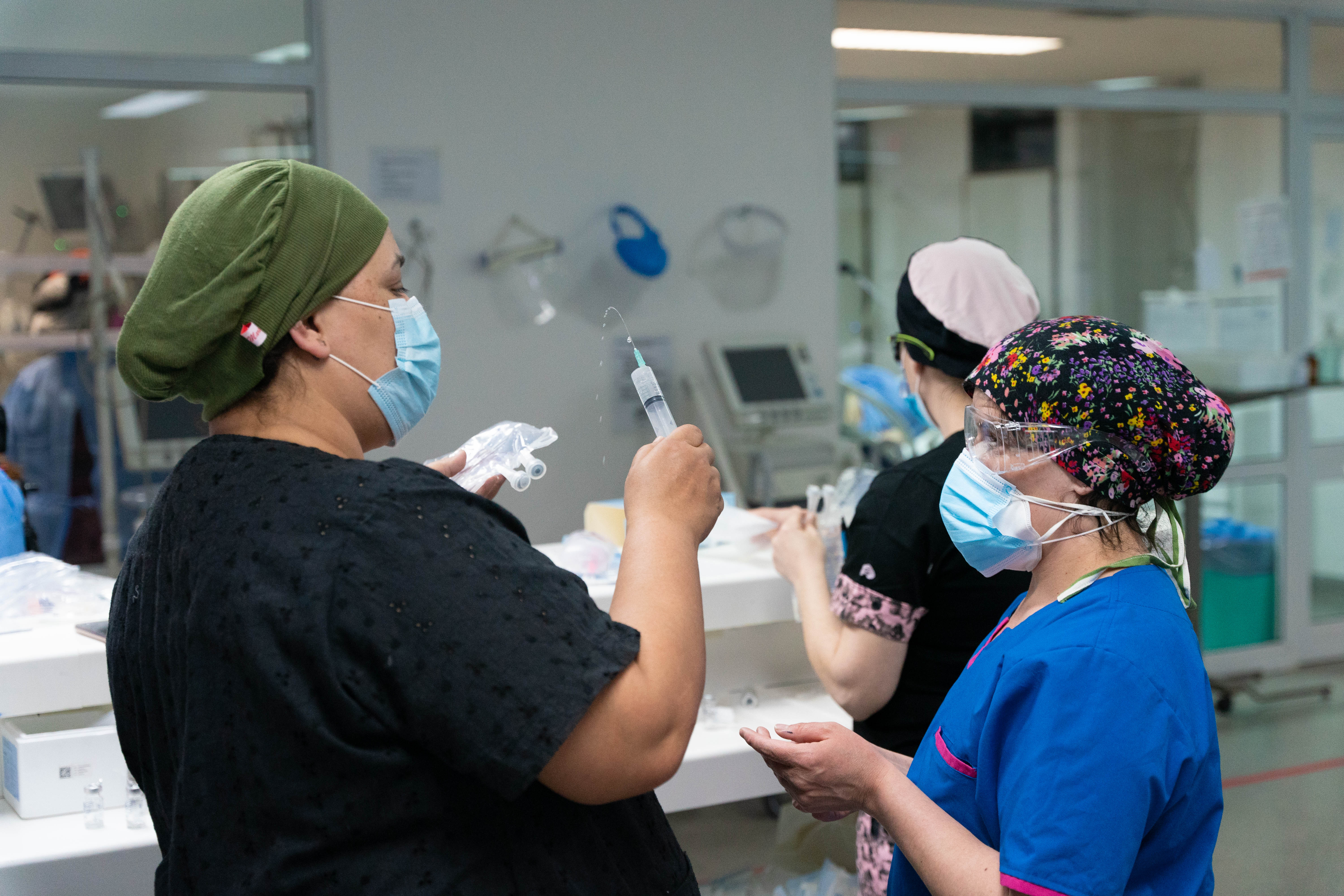 Dos enfermeras preparan la medicación inyectable que requiere un paciente.