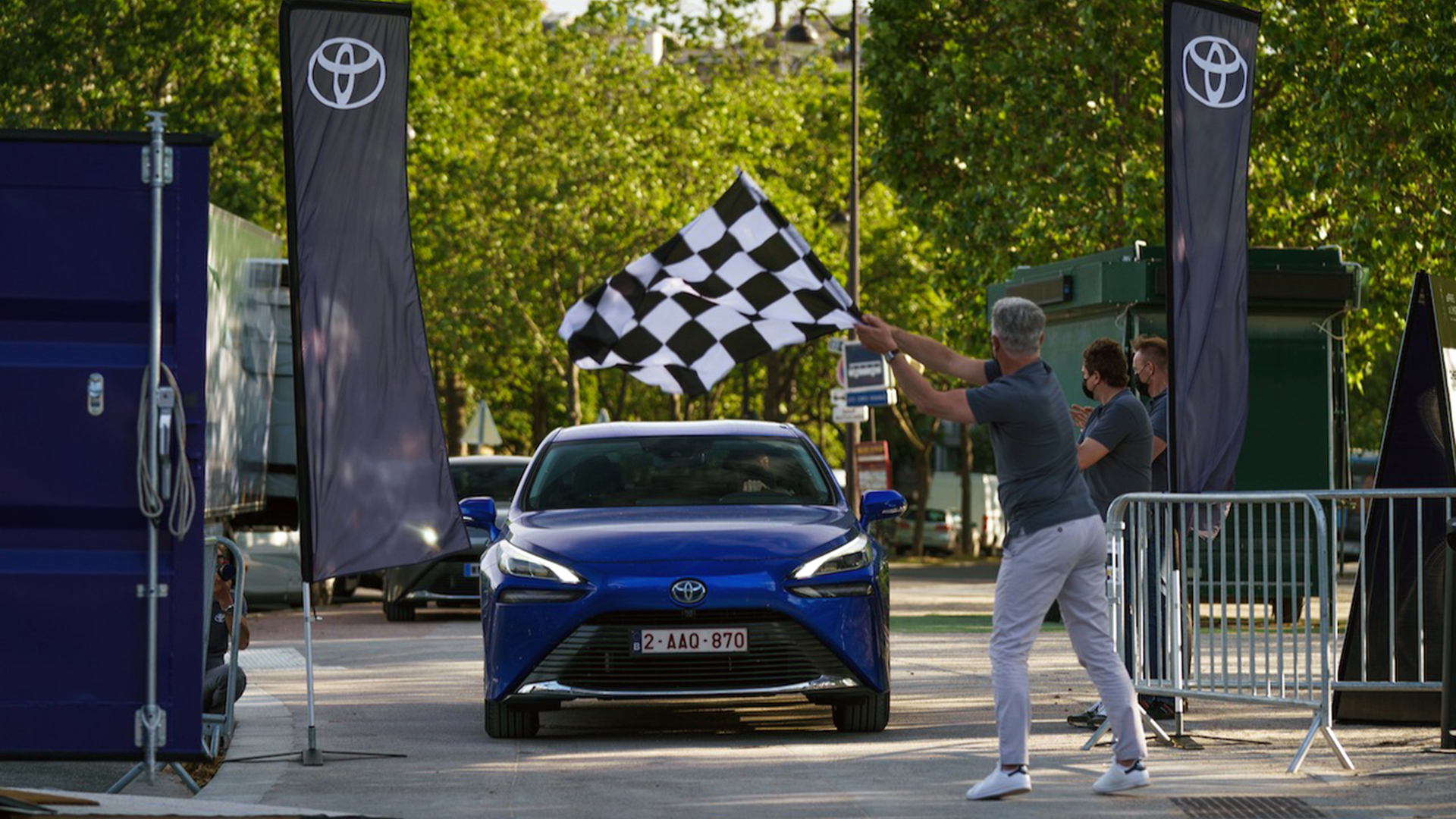 El Mirai cruza simbólicamente la bandera a cuadros que marca el récord mundial de autonomía con hidrógeno luego de recorrer 1.003 kilómetros con una sola carga (Foto Toyota)