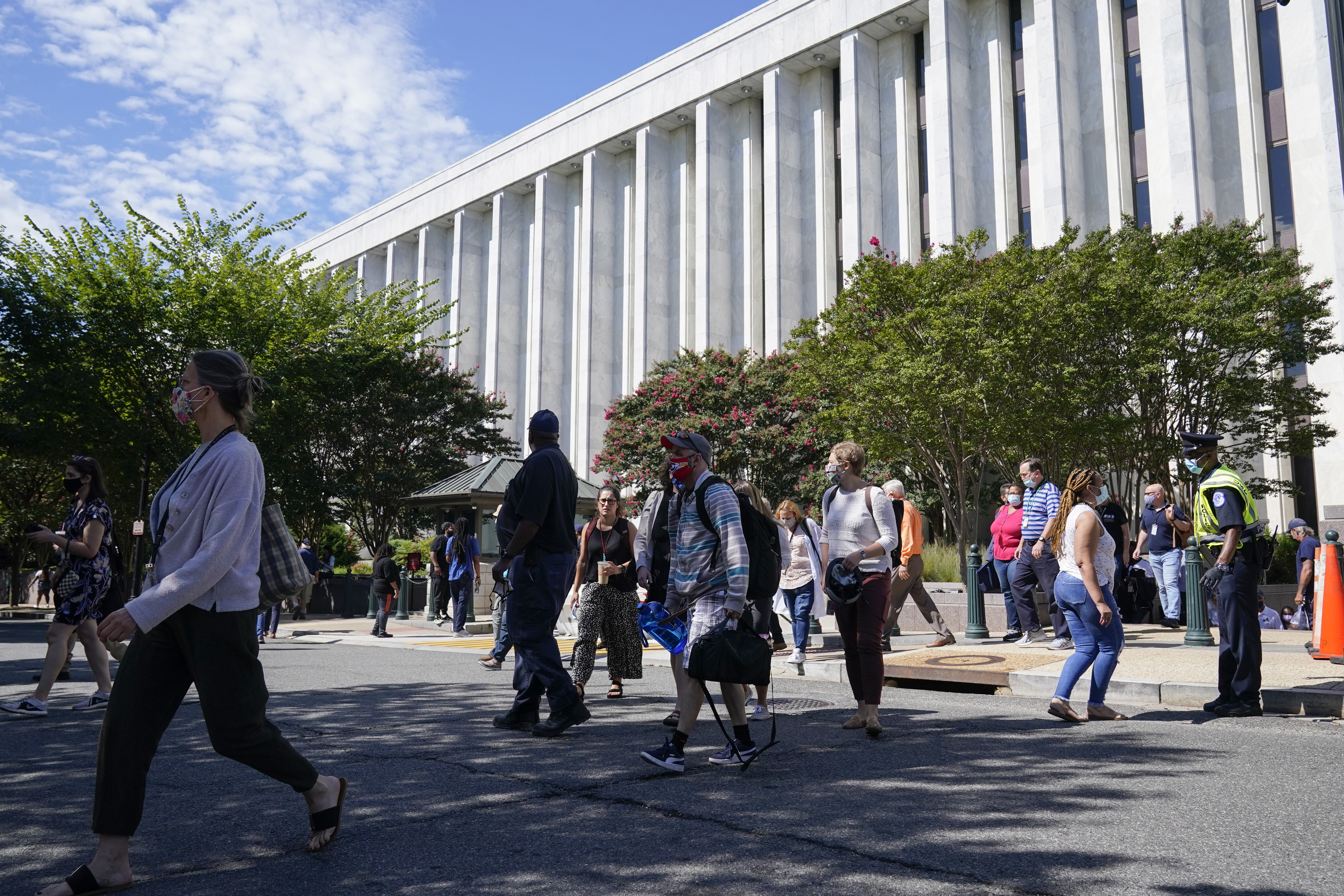 Personal evacuado del edificio James Madison Memorial de la Biblioteca del Congreso (AP Photo/Alex Brandon)