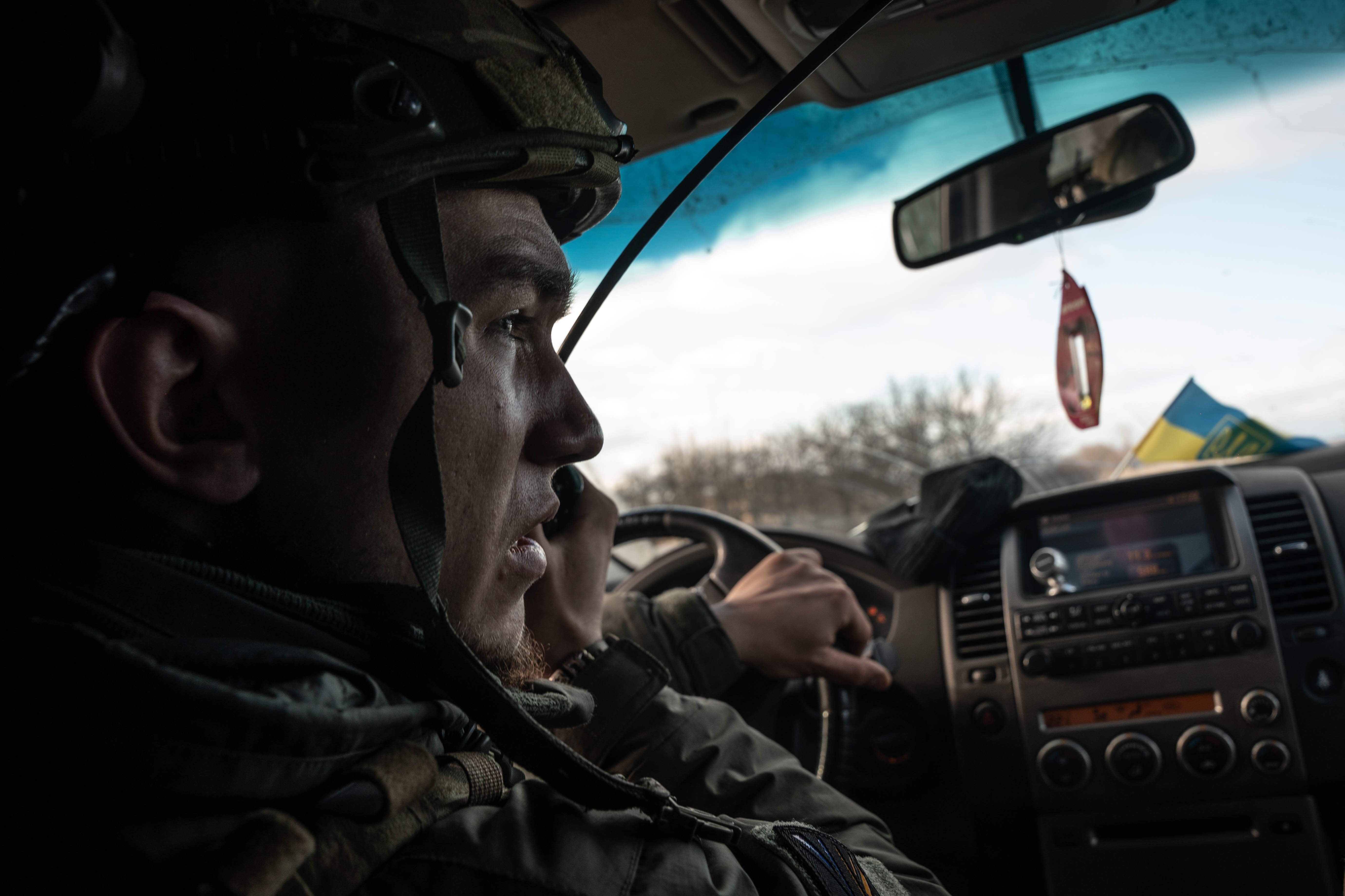 "Tactic", piloto de drone de 23 años, hace el intento sin éxito de comunicarse mediante radio con sus pares de la Brigada 28 durante un operativo para abatir posiciones rusas en el Donbas