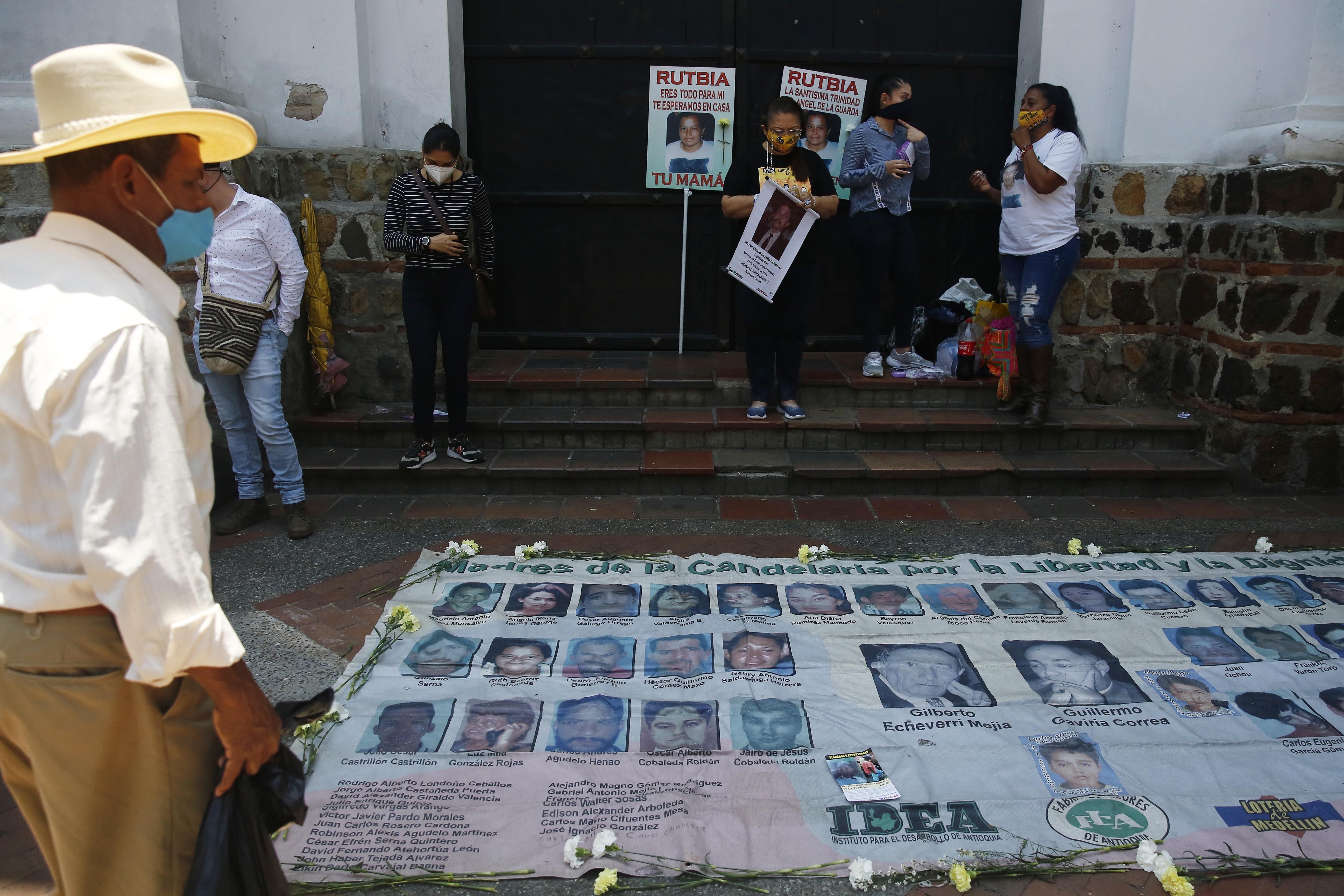 Un hombre observa la conmemoración del Día Internacional de las Víctimas de Desapariciones Forzadas. EFE/ Luis Eduardo Noriega A./Archivo
