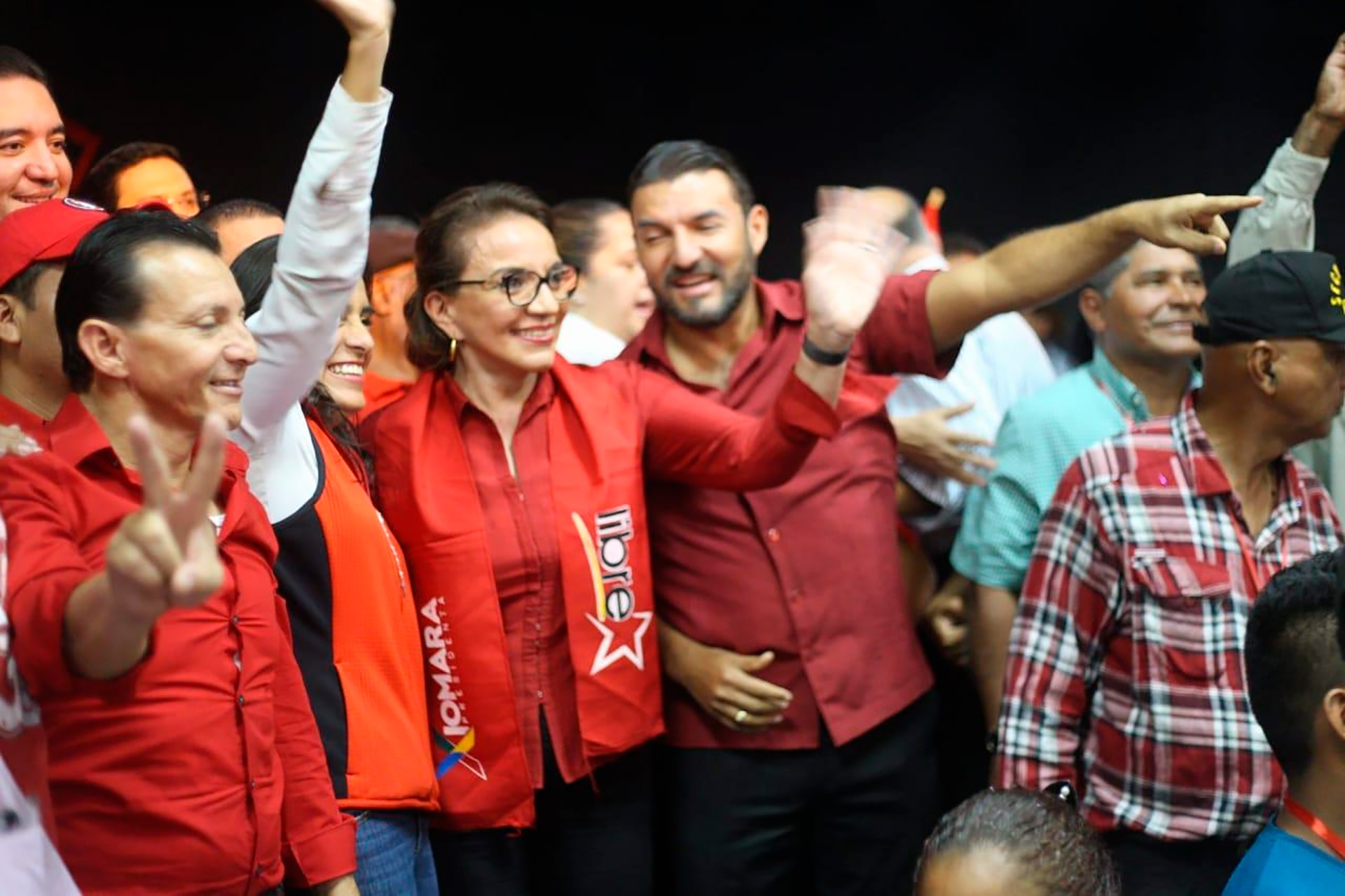 Rasel Tomé (a la derecha de la presidenta Xiomara Castro), uno de los hondureños mencionados en la Lista Engel, es cercano a la presidenta Xiomara Castro y a su esposo, el expresidente Manuel "Mel" Zelaya. Se le acusa de malversar US$327,000.