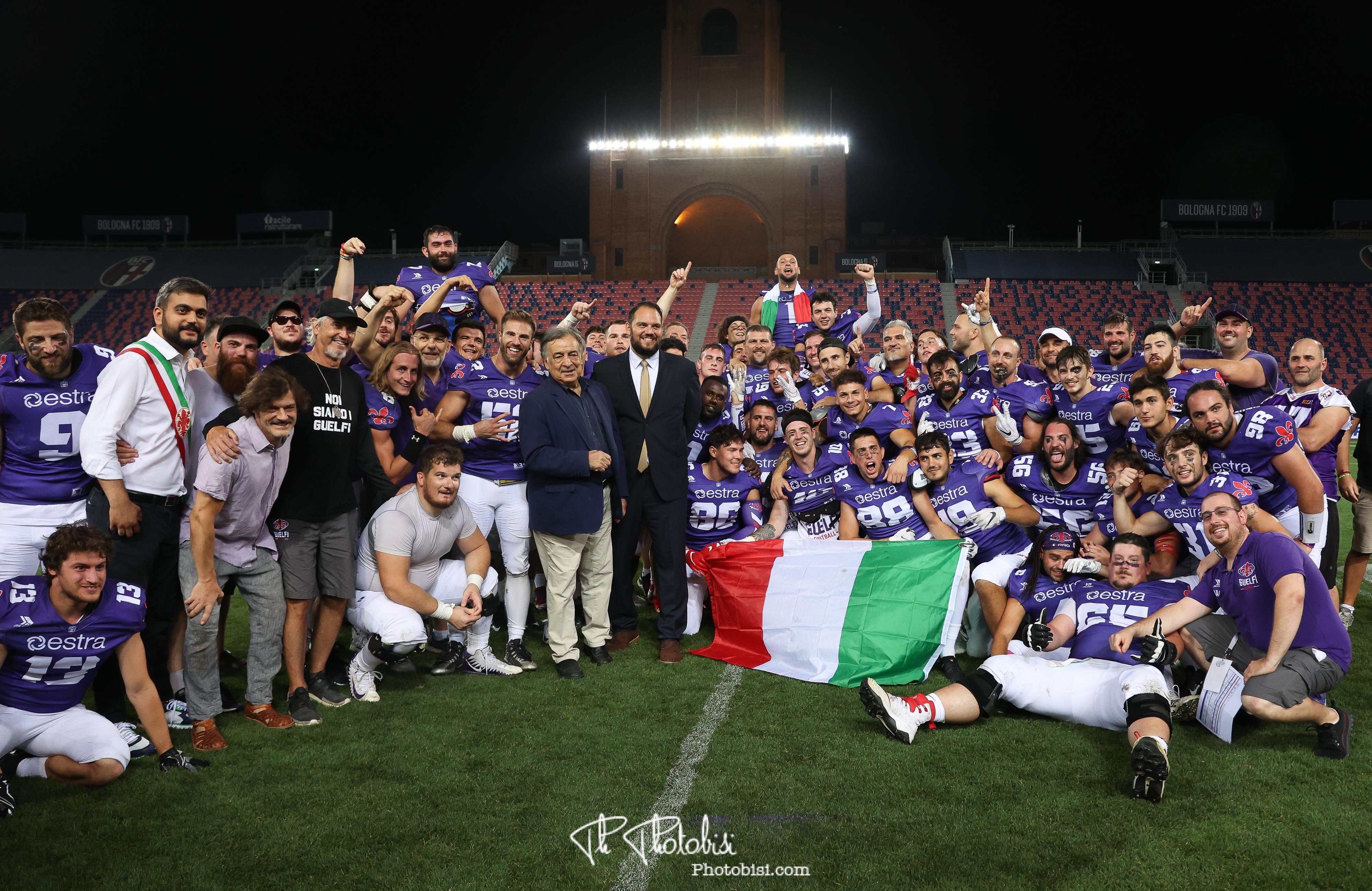 Guelfi Firenze players celebrate their title as 2022 Italian Bowl champions. Photo credit/ @Sergio Bisi.