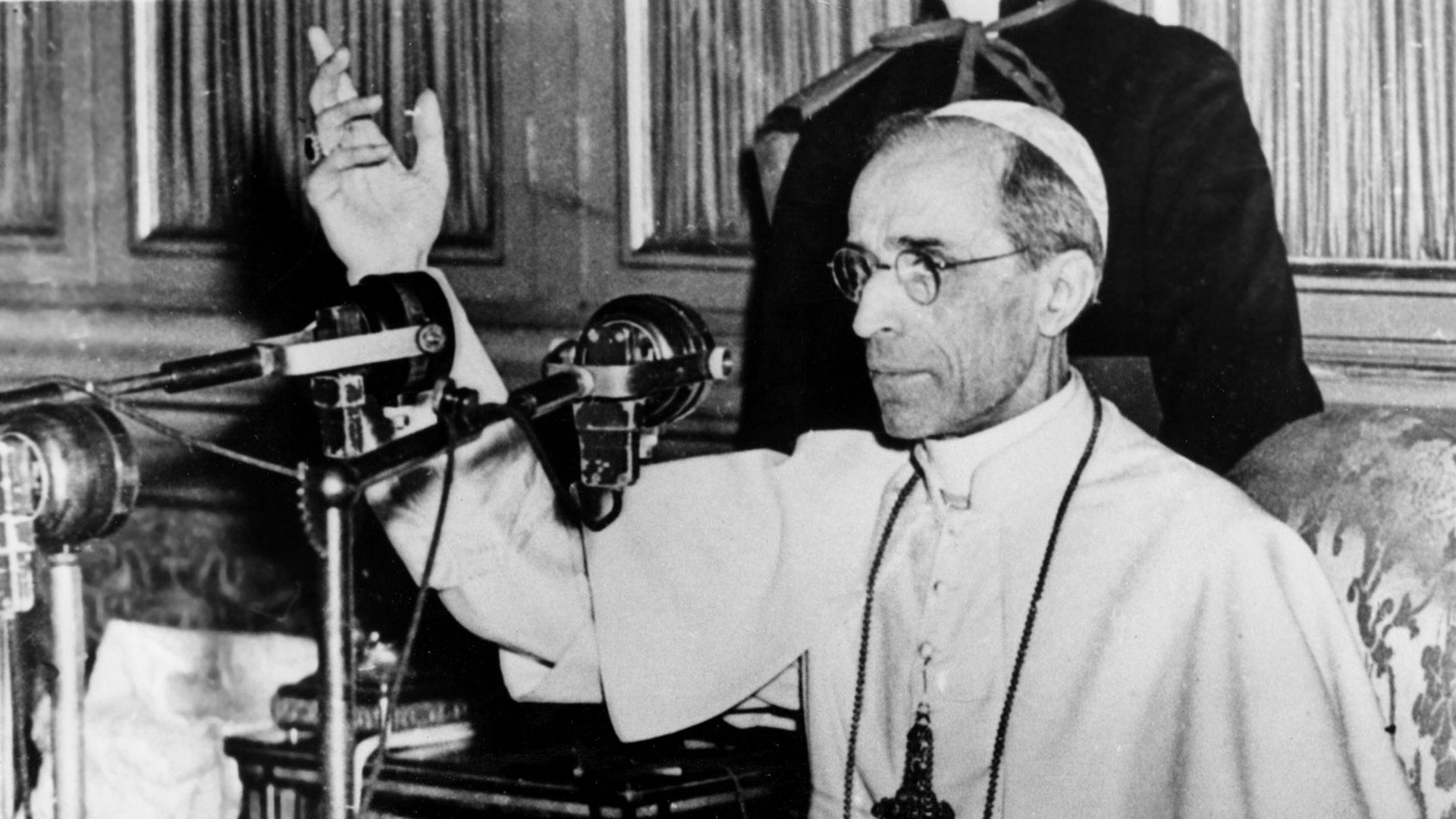 Sejarawan Hubert Wolf mengatakan bahwa Paus Pius XII takut akan kemajuan komunisme, yang dia anggap sebagai ancaman terbesar bagi Gereja Katolik, dan untuk alasan ini dia akan meminjamkan dirinya untuk memfasilitasi pelarian Nazi.