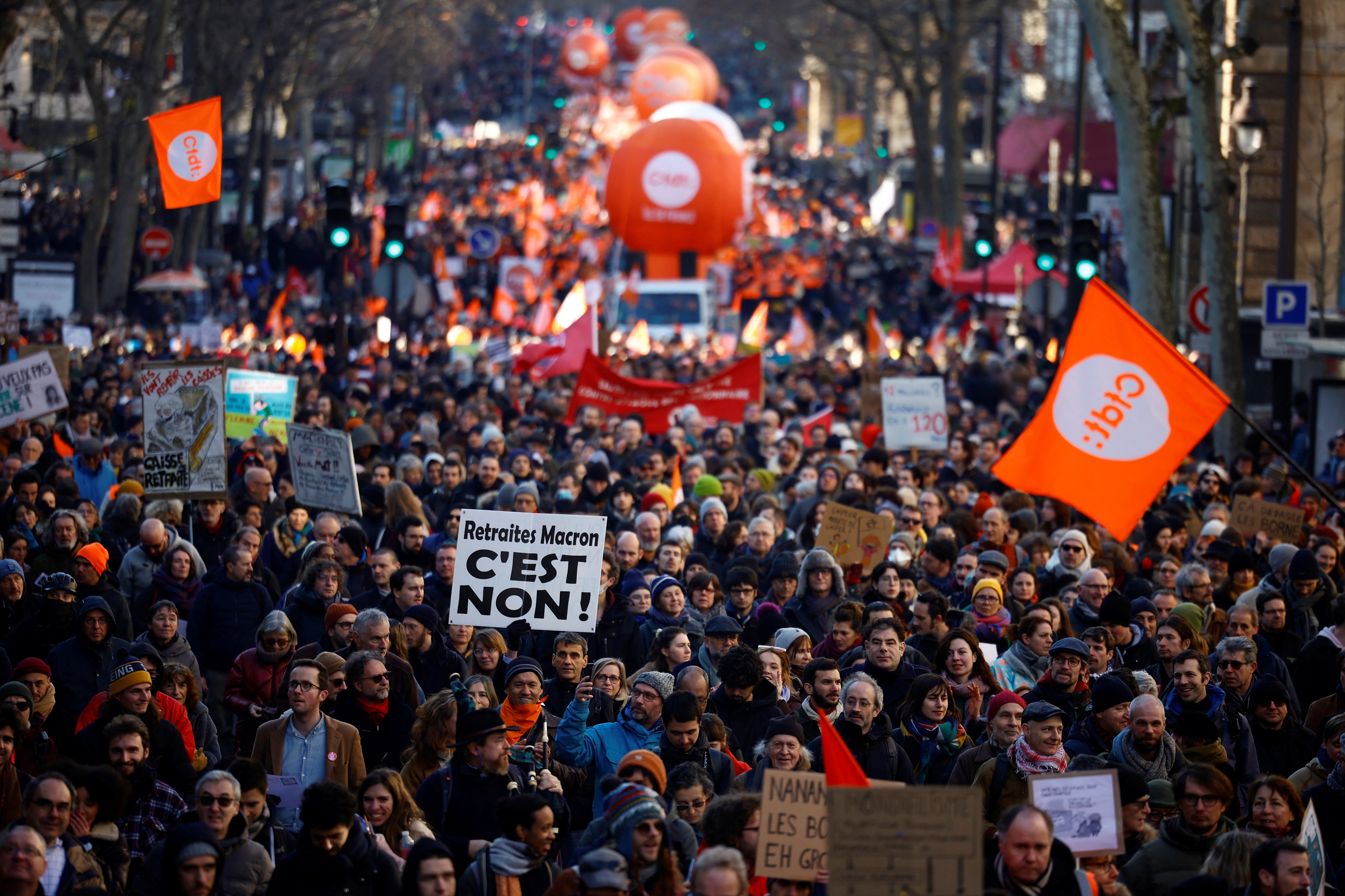 Casi 1 millón de personas marcharon en Francia en la tercera gran protesta contra la reforma de pensiones que impulsa Macron
