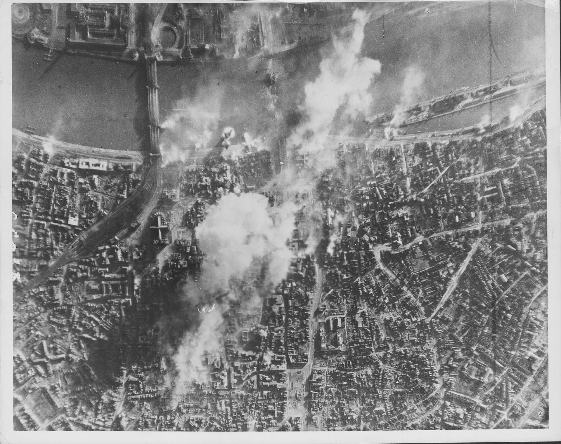 Las ruinas y el humo de Berlín desde el aire después de un raid aéreo de la aviación aliada el 2 de marzo de 1945 (Photo by European/FPG/Getty Images)