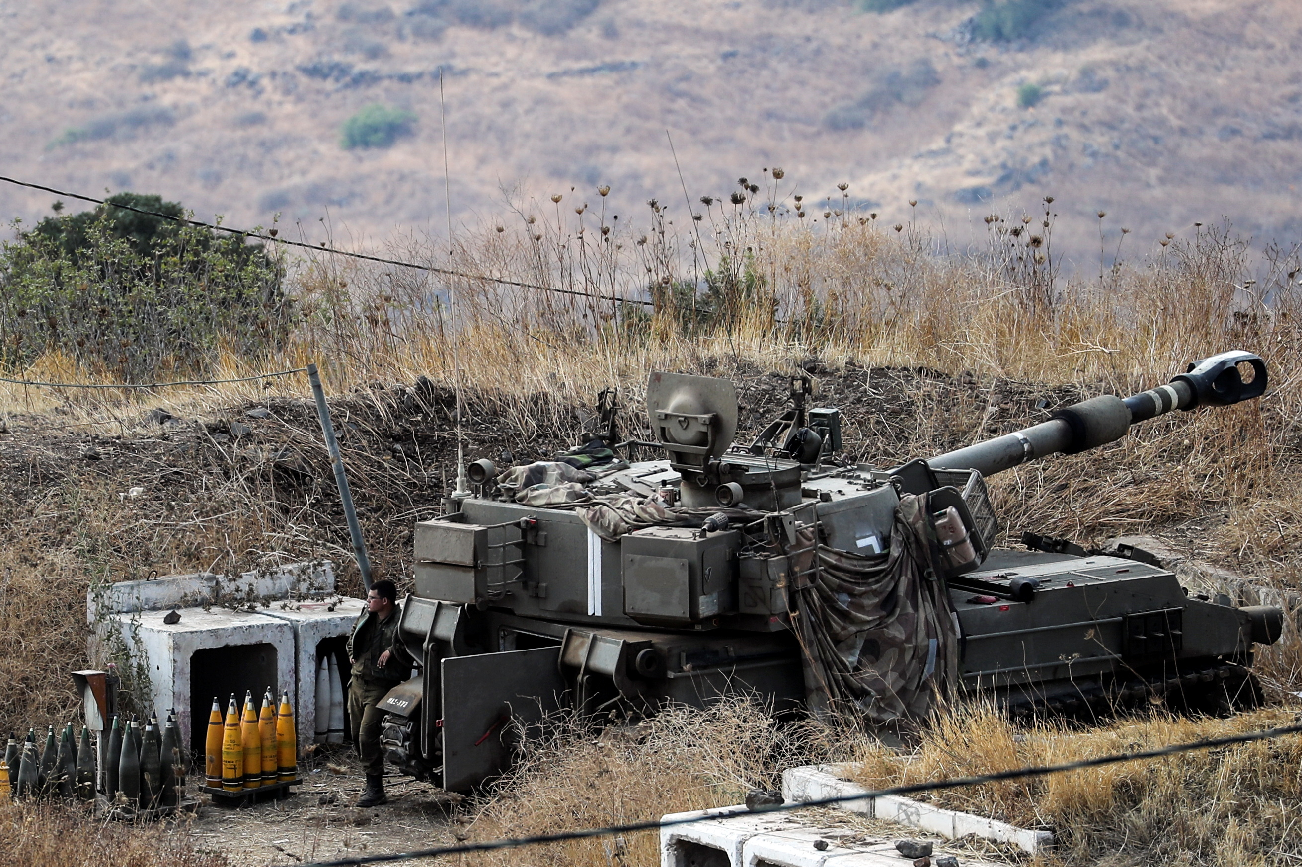 Un soldado israelí junto a una unidad de artillería cerca a la frontera con el Líbano (Reuters)