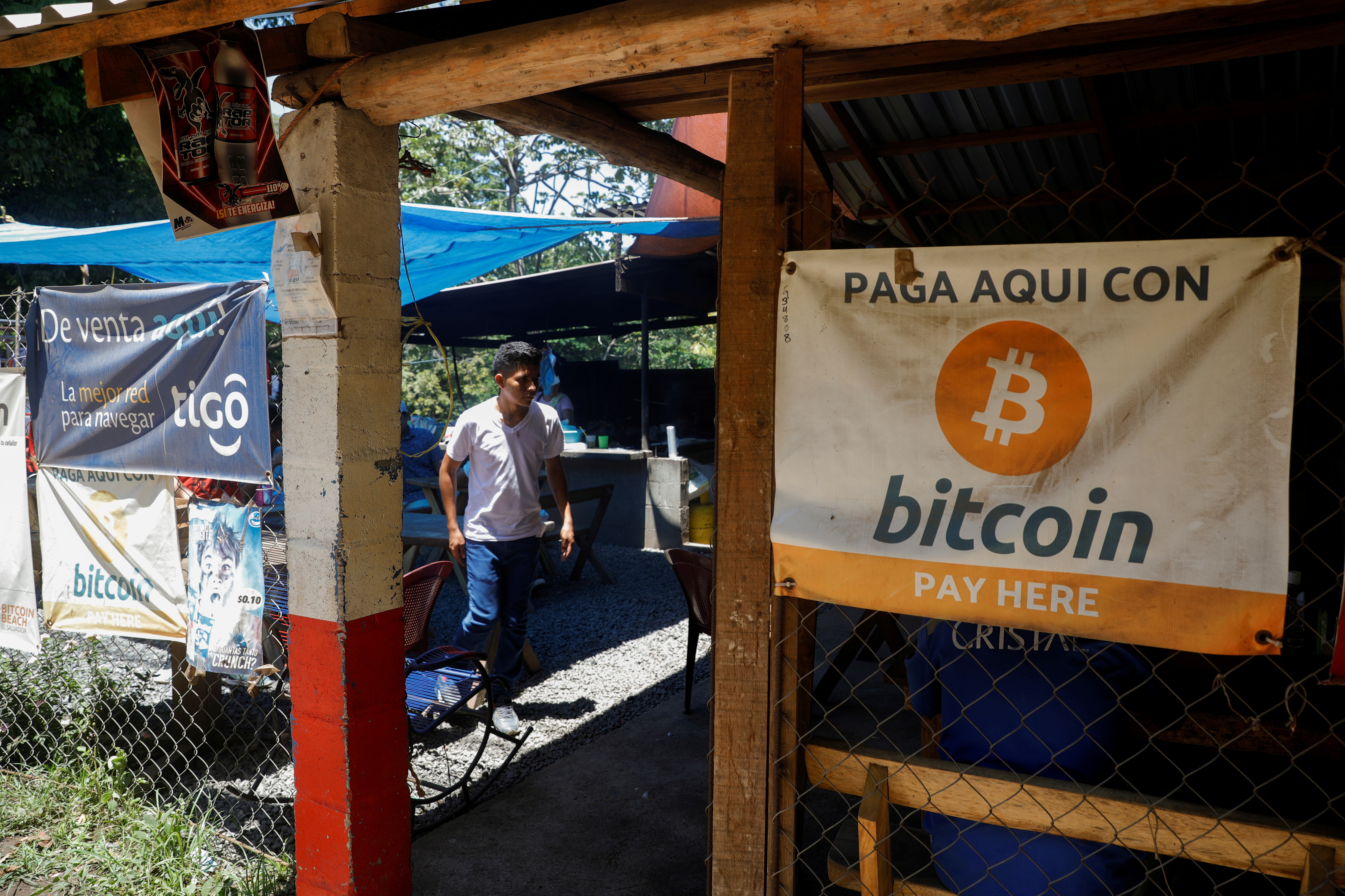 Un banner de bitcoin en un puesto comercial popular en El Salvador