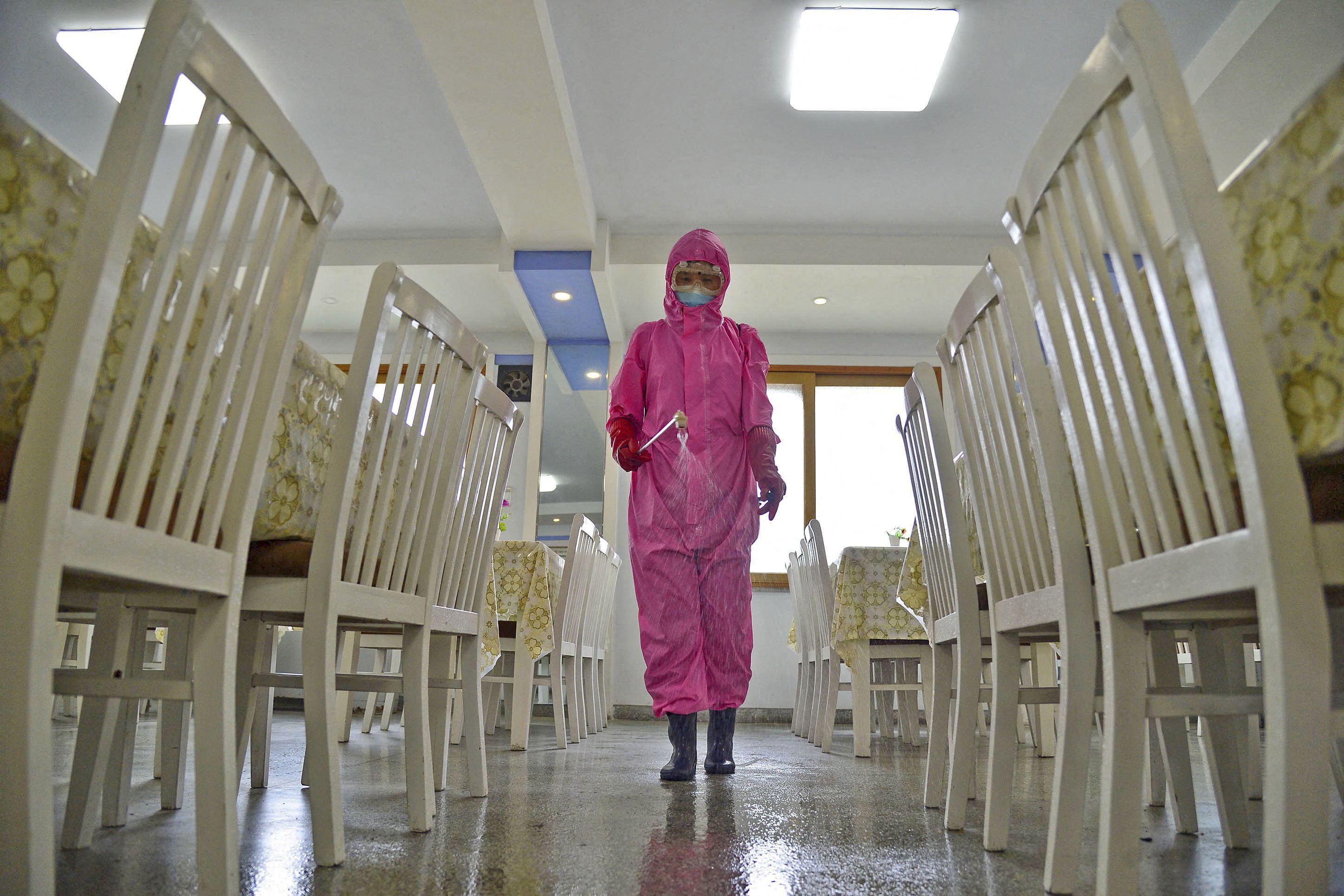 Un trabajador desinfecta un comedor en una fábrica de suministros sanitarios, en medio de crecientes temores por la propagación de la enfermedad por coronavirus (COVID-19), en Pyongyang, Corea del Norte, en esta foto tomada el 16 de mayo de 2022 y publicada por Kyodo el 17 de mayo. , 2022. Crédito obligatorio Kyodo/vía REUTERS
