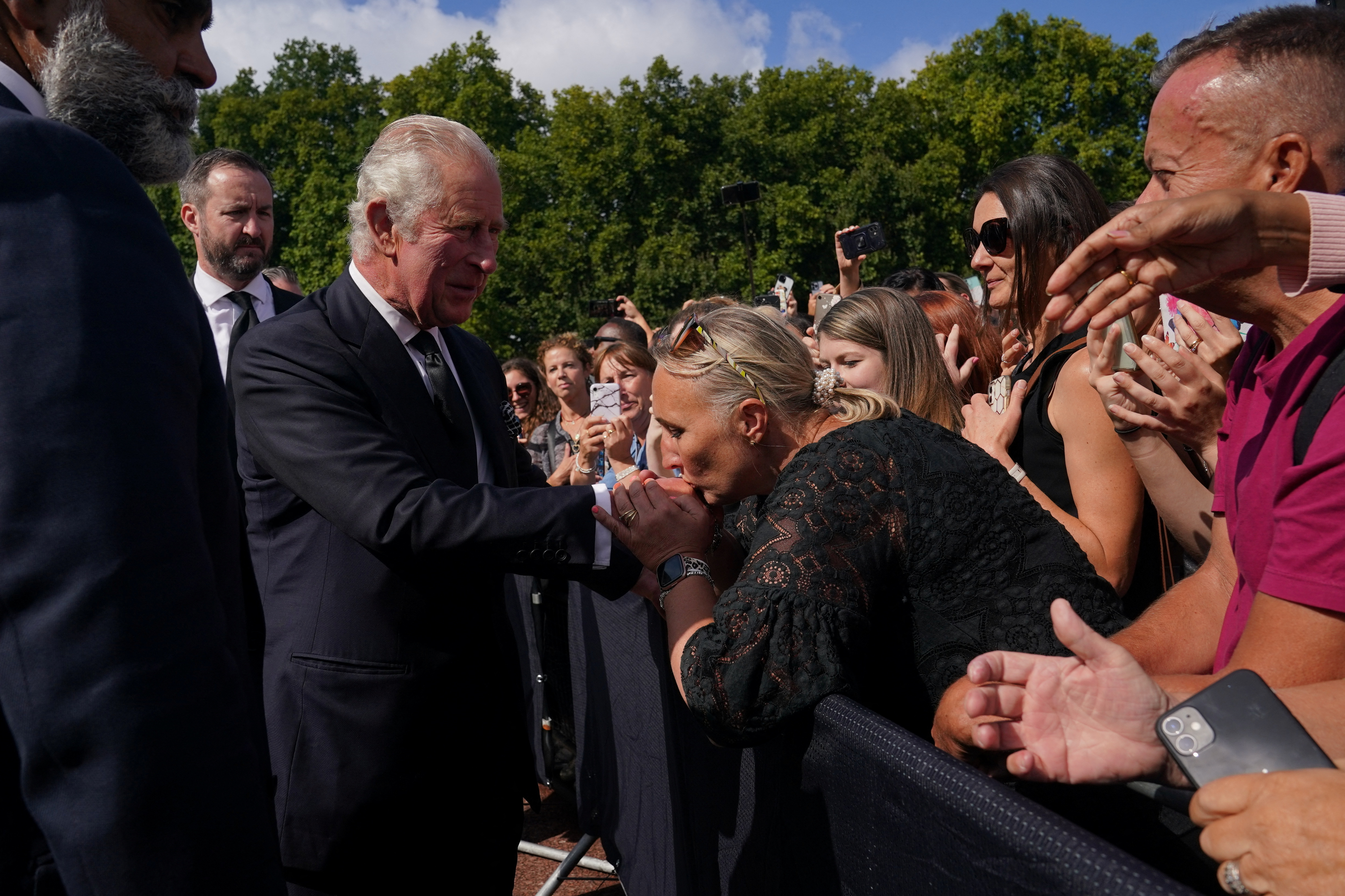 Carlos III saluda a la gente (Yui Mok/Pool via REUTERS)
