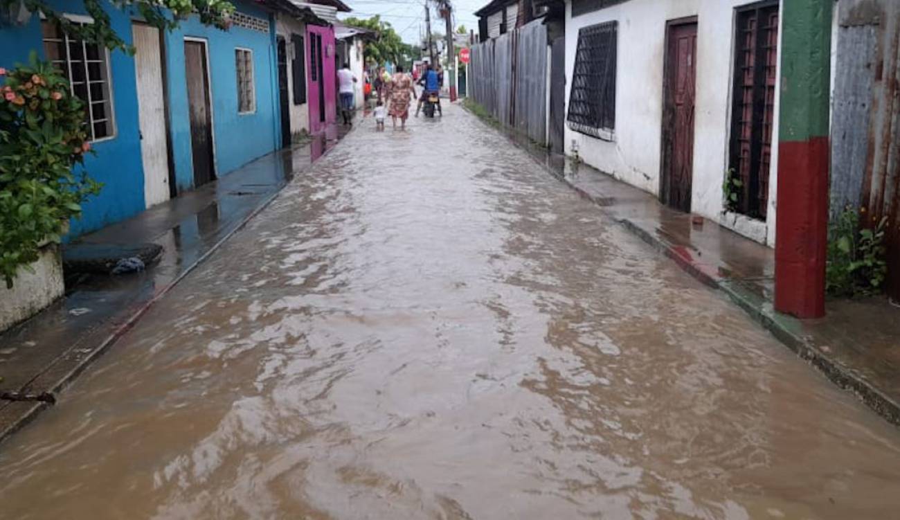 Con el agua hasta el cuello: lanzan SOS en Sucre por graves inundaciones