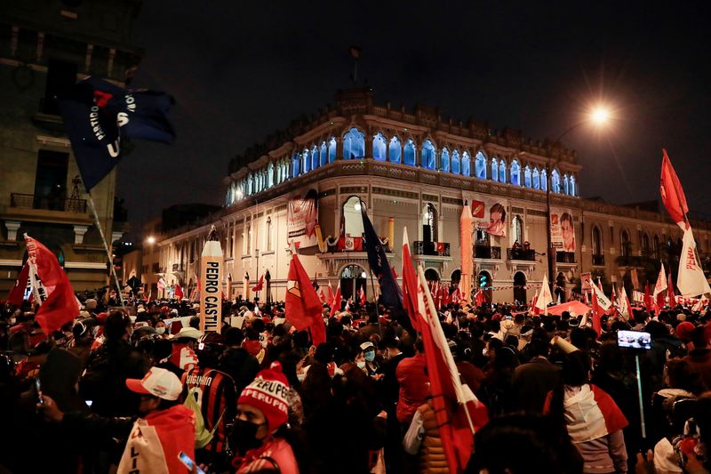 Simpatizantes se reúnen fuera de la sede del partido del candidato presidencial de Perú Pedro Castillo el día después de una segunda vuelta electoral, en Lima, Perú. 7 de junio de 2021. REUTERS/Alessandro Cinque