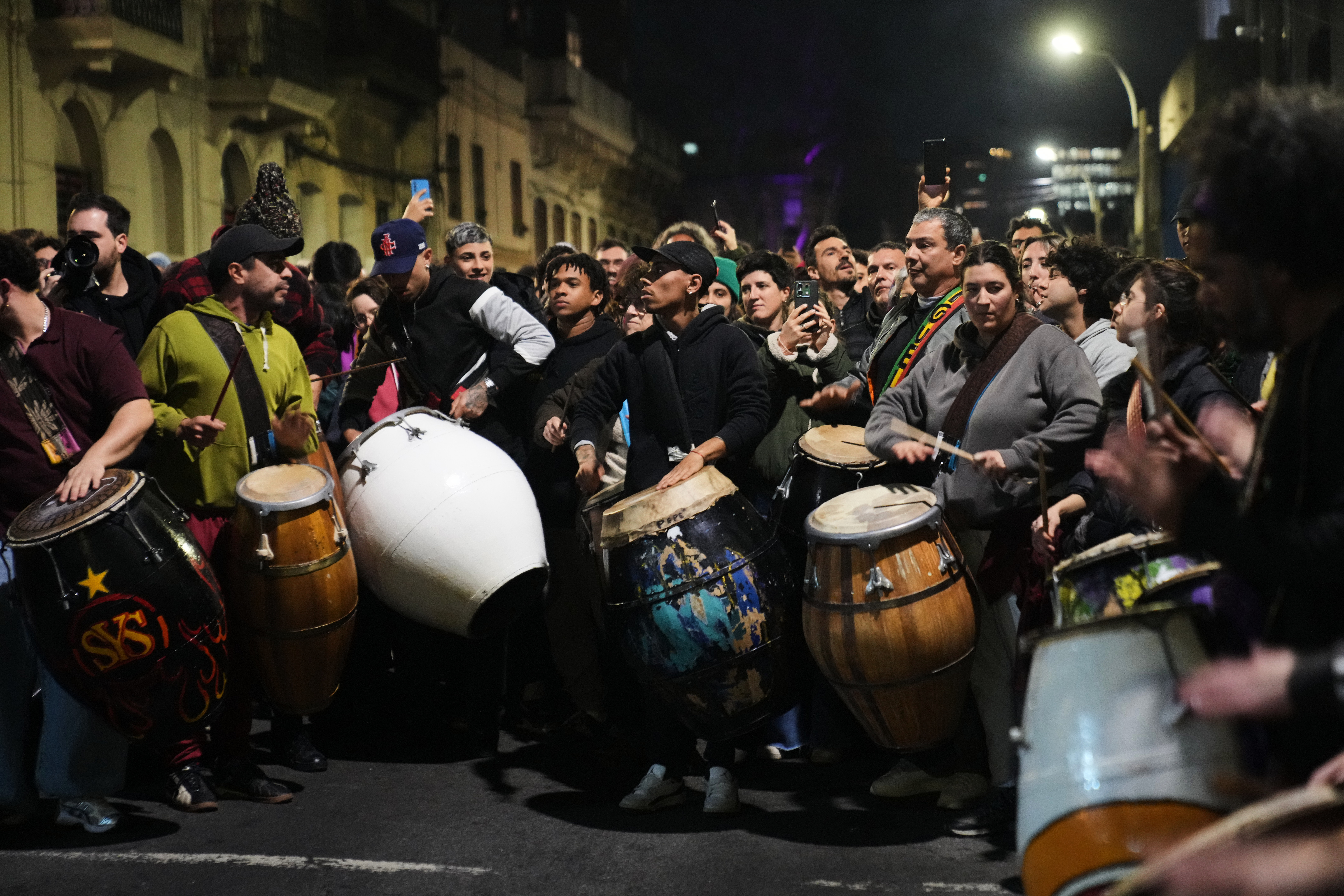 Masivo &uacute;ltimo adi&oacute;s a Ruben Rada en Uruguay: miles se juntaron con tambores para despedir al m&uacute;sico
