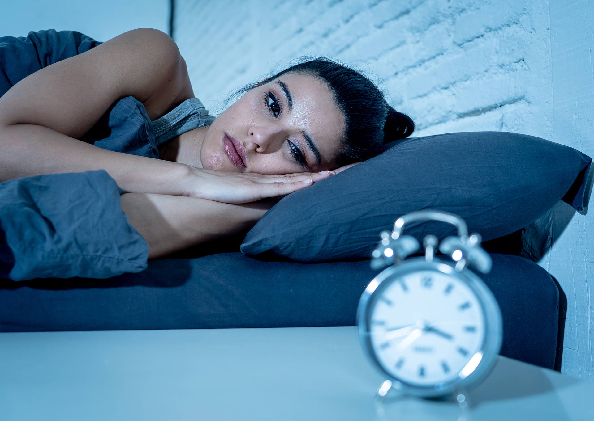 Se aconseja para un buen descanso, menguar el nivel de luz y de ruidos, como así también, incorporar ejercicios de respiración, meditación y relajación