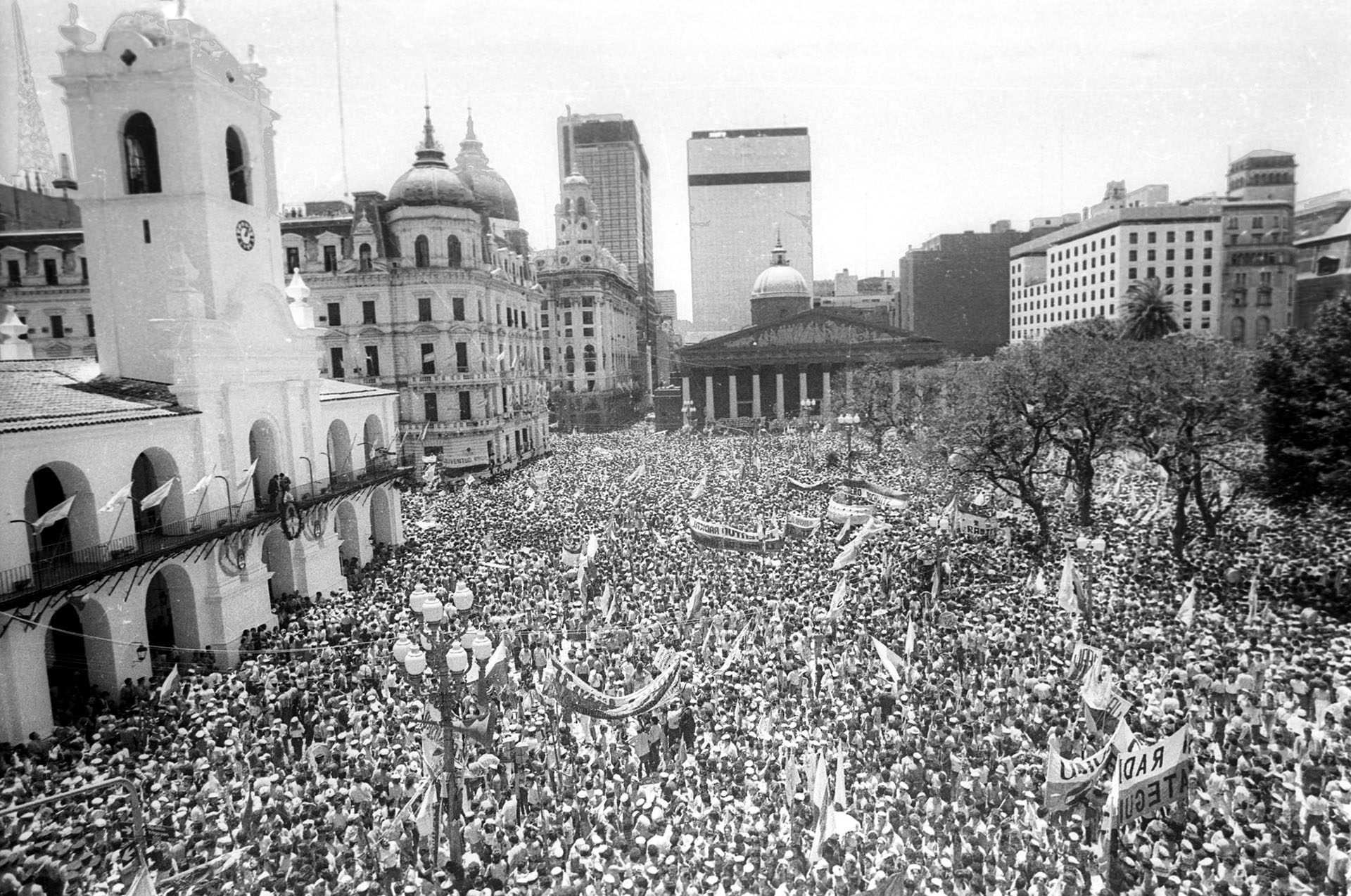 Vista de la Plaza de Mayo, el 10 de diciembre de 1983. Raul Alfonsin eligió hablar desde el balcón del Cabildo (Noticias Argentinas)