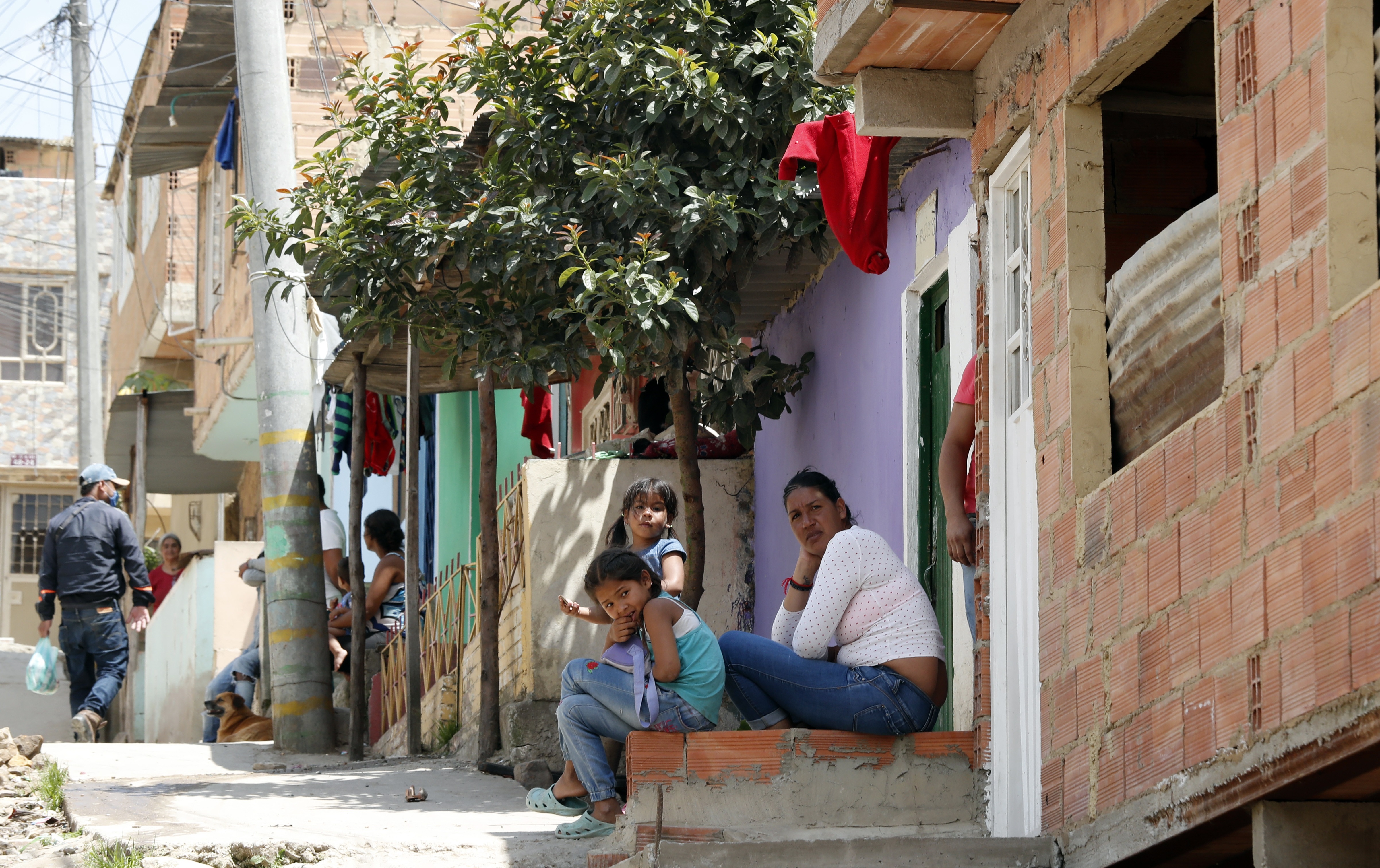 Familias en el municipio de Soacha piden ayuda con un trapo rojo de su ventana, símbolo con el que se identifican las familias que necesitan comida durante la cuarentena en el municipio de Soacha (Colombia). EFE/Mauricio Dueñas Castañeda/Archivo
