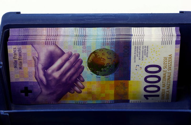 Billetes de 1.000 francos suizos en una caja en un banco en Zúrich. Suiza, 9 abril 2019.
REUTERS/Arnd Wiegmann/