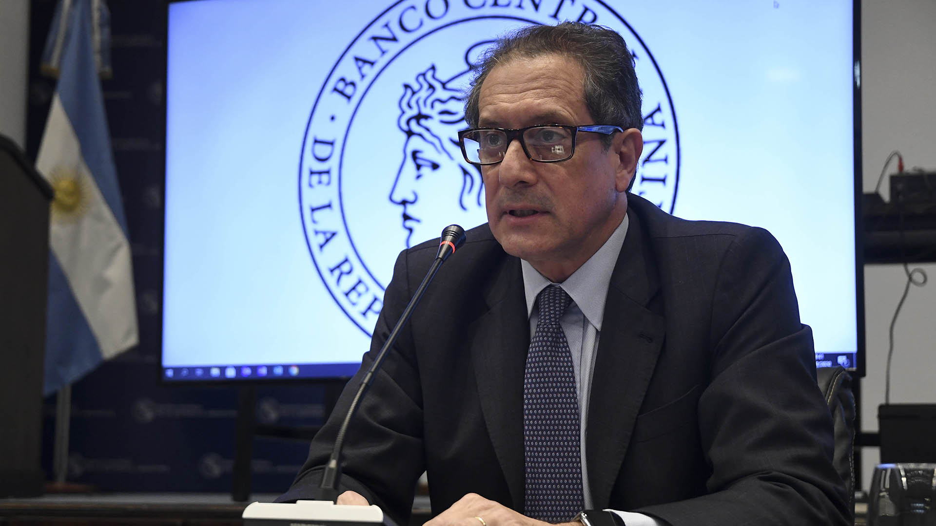 El presidente del BCRA Miguel Pesce dijo que el Gobierno evitó un "precipicio insalvable"