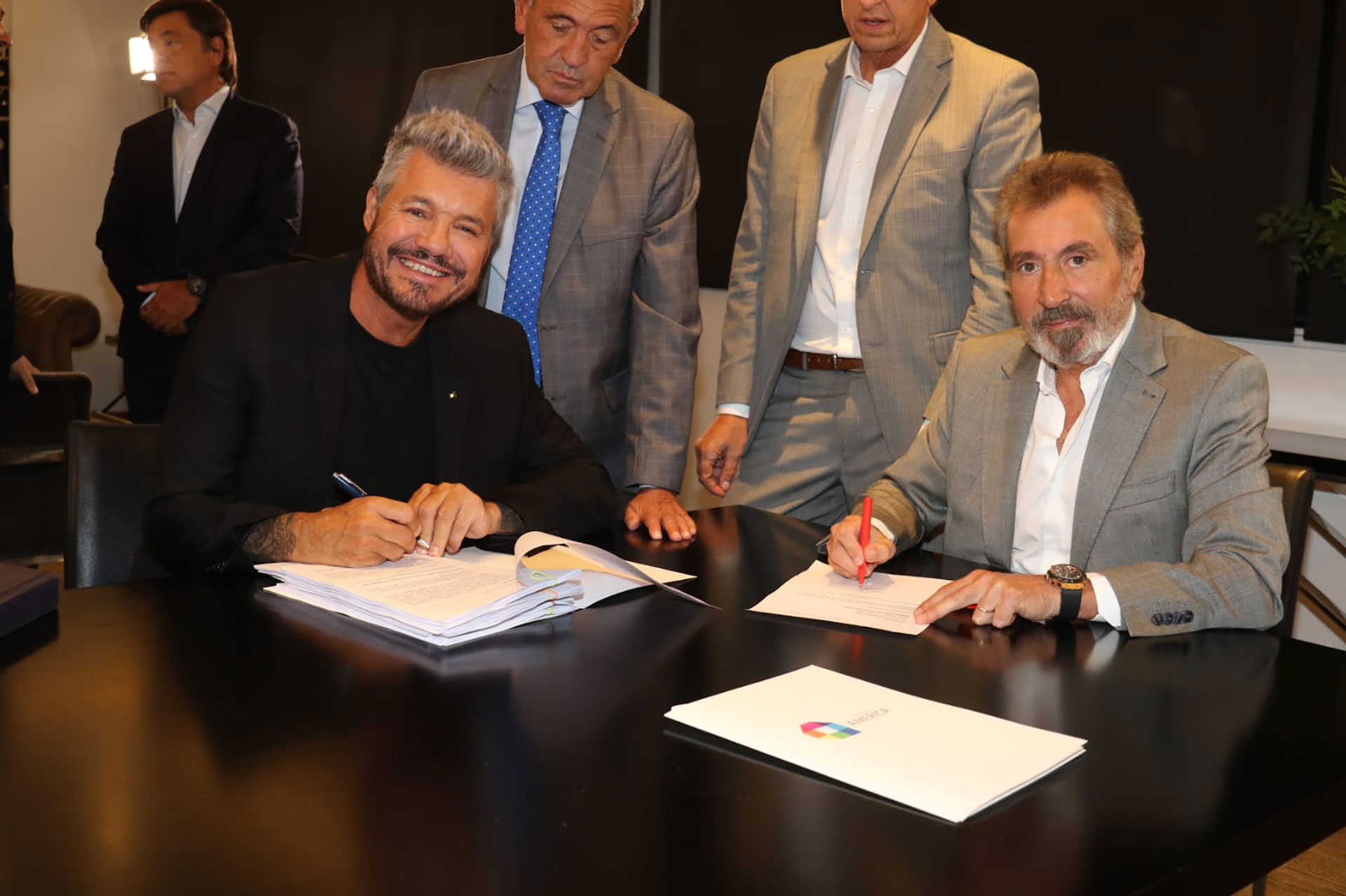 Marcelo Tinelli y Daniel Villa firman el contrato que vincula al conductor y empresario con América