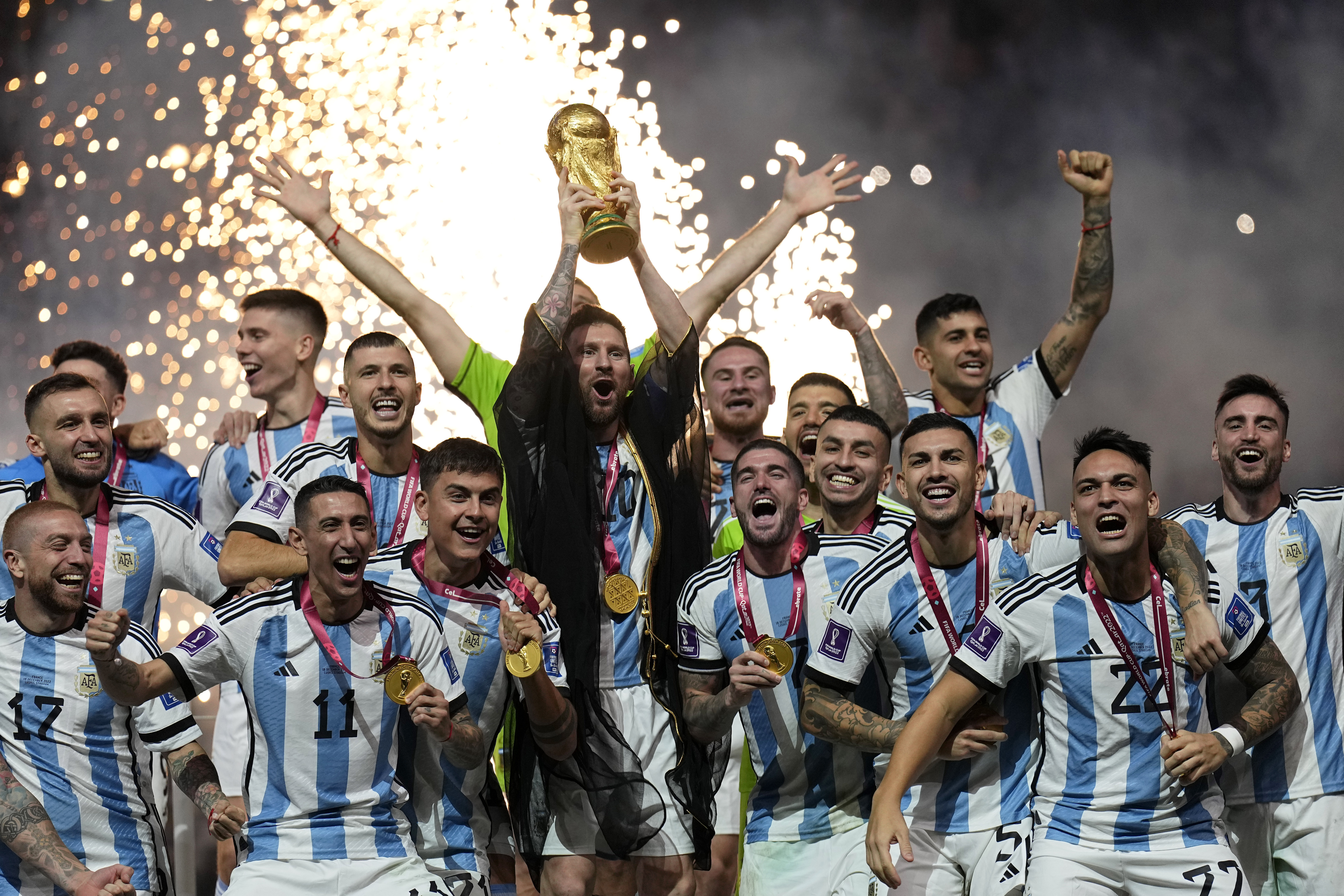 ARCHIVO - Lionel Messi alza el trofeo de la Copa Mundial tras la victoria de Argentina ante Francia en la final, el domingo 18 de diciembre de 2022, en Lusail, Qatar. (AP Foto/Martin Meissner)