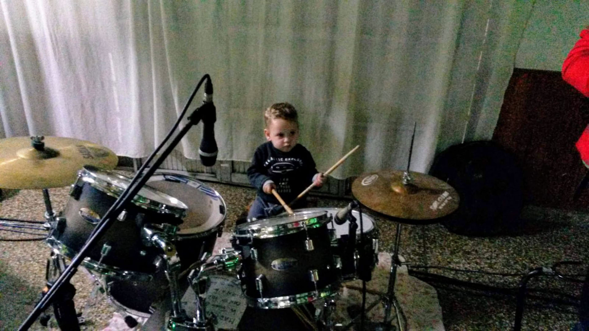 Joaquín tiene 4 años y toca la batería como un músico experimentado