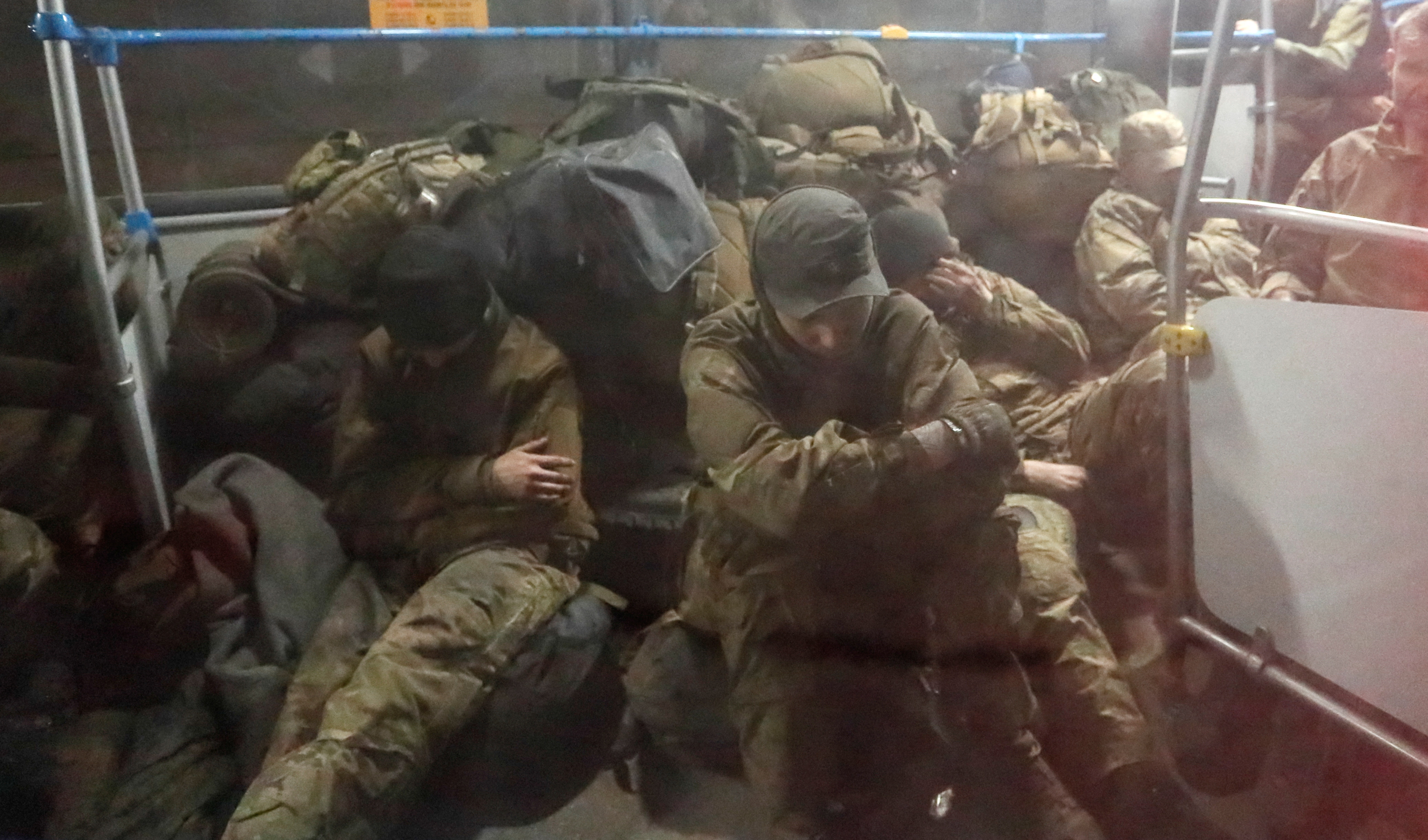 Así fueron trasladados los soldados ucranianos que se rindieron en Azovstal y fueron a la prisiónm de Olenivka (REUTERS/Alexander Ermochenko)