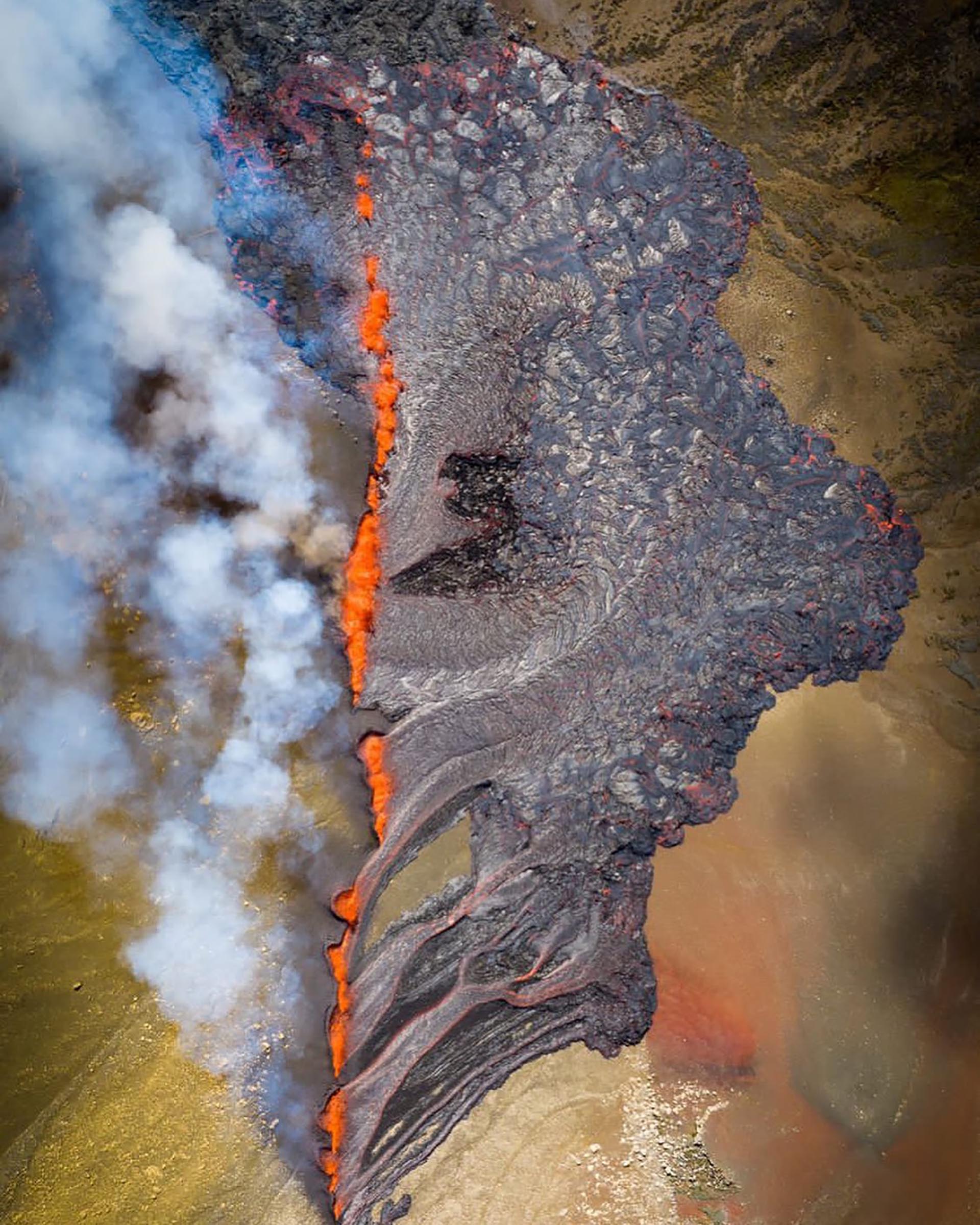 Vista aérea de la erupción del volcán.  (IG @gardarolafsphotography)