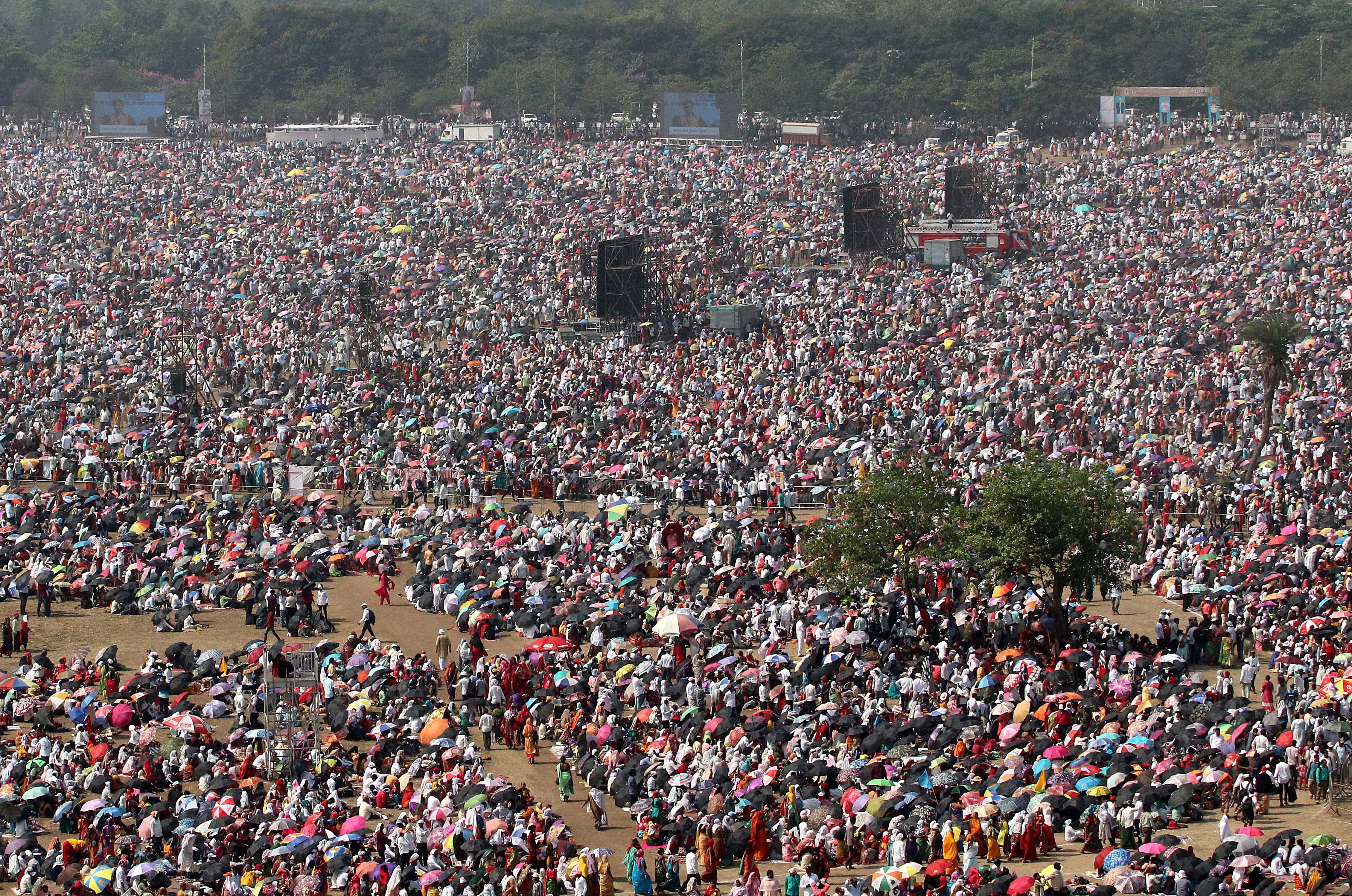 La gente asiste a una entrega de premios durante un día caluroso en las afueras de Mumbai, India, 16 de abril de 2023. REUTERS/Stringer/Archivo
