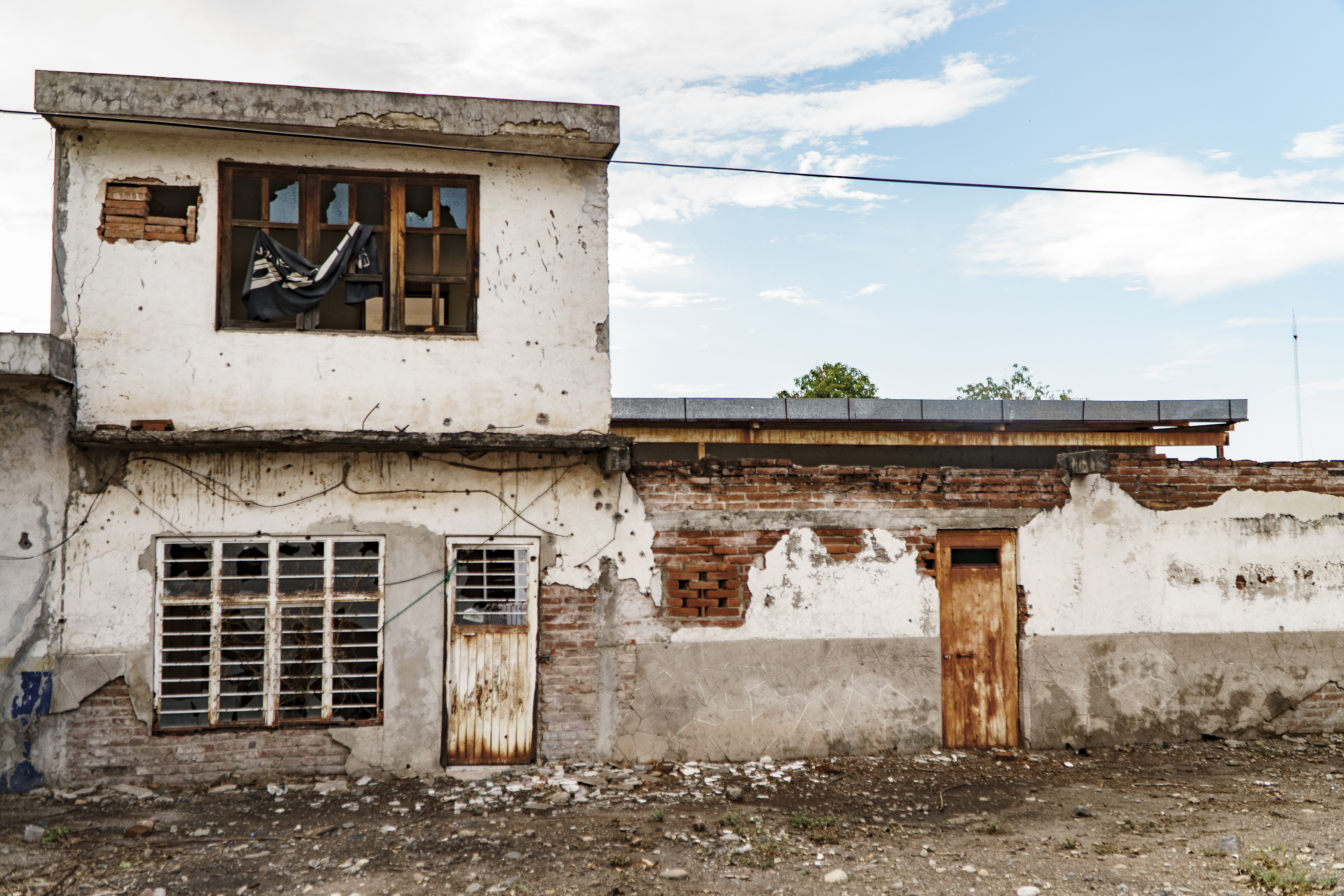 Las casas lucen abandonadas, como un pueblo fantasma (Foto: J.M. Mariscal/Infobae México)