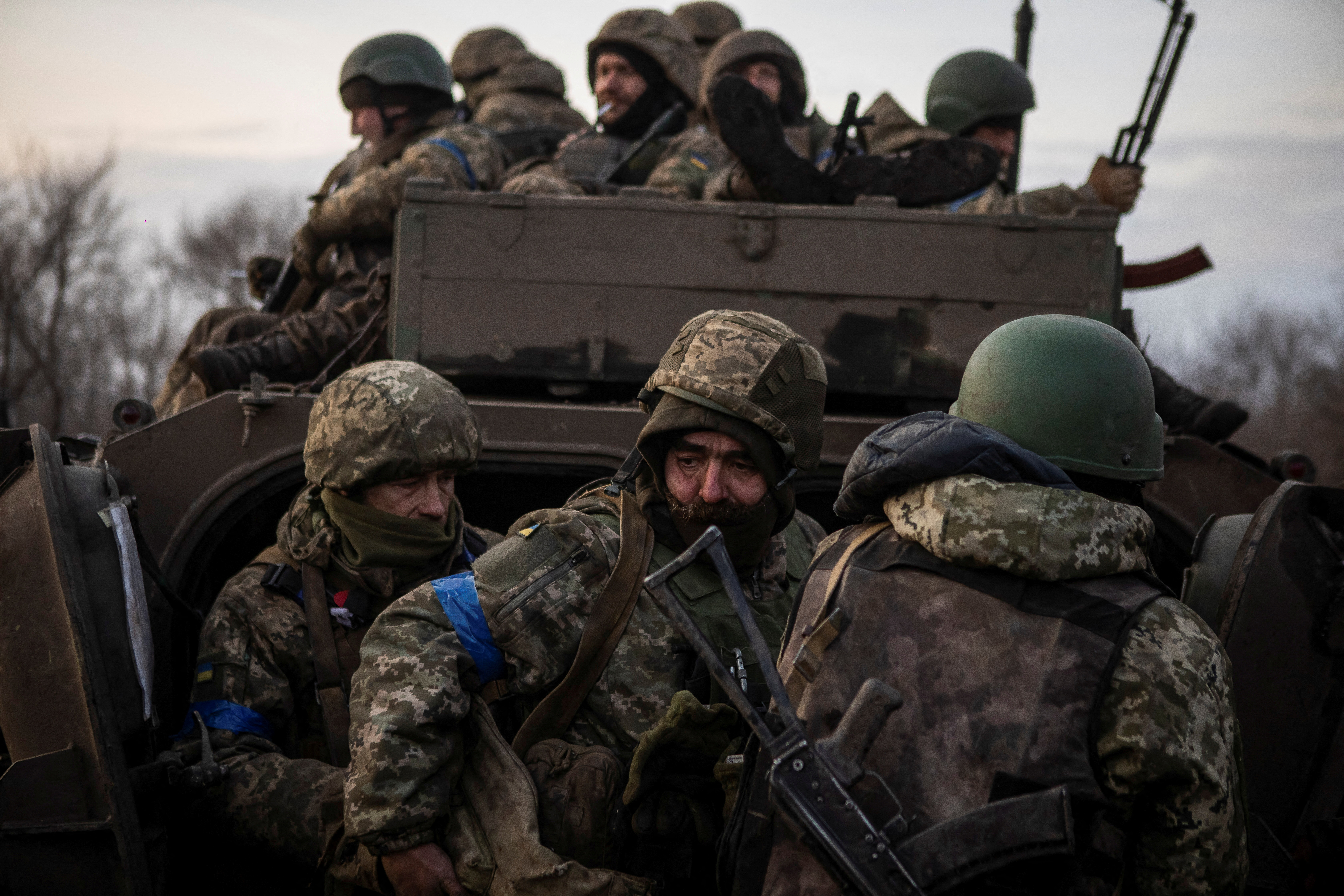 Un escuadrón de infantería ucraniano mantiene una posición en una carretera cercana al frente de batalla de Bakhmut, en Donetsk (REUTERS/Yevhenii Zavhorodnii)