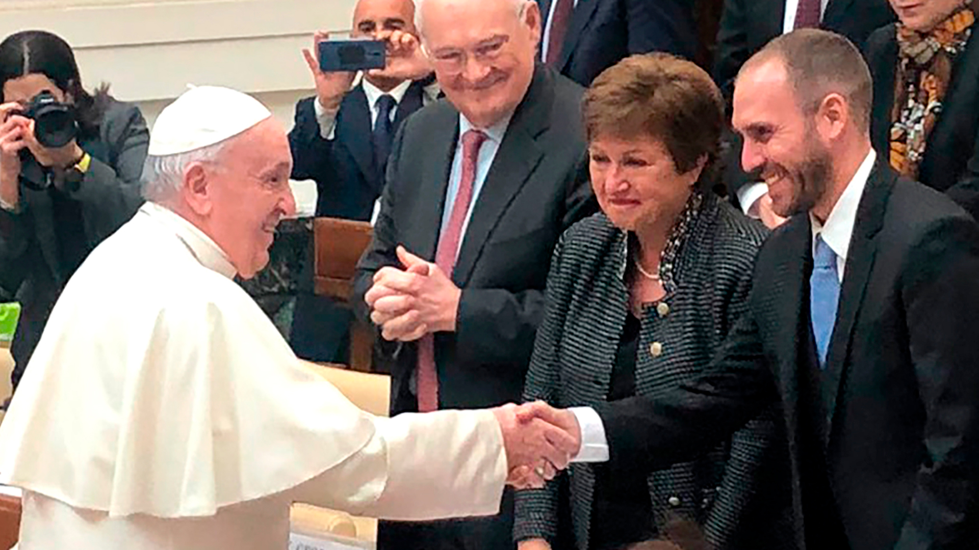 El papa Francisco, el ex ministro de Economía, Martín Guzmán, y entre ellos, la jefa del FMI, Kristalina Georgieva. (@Economia_Ar)