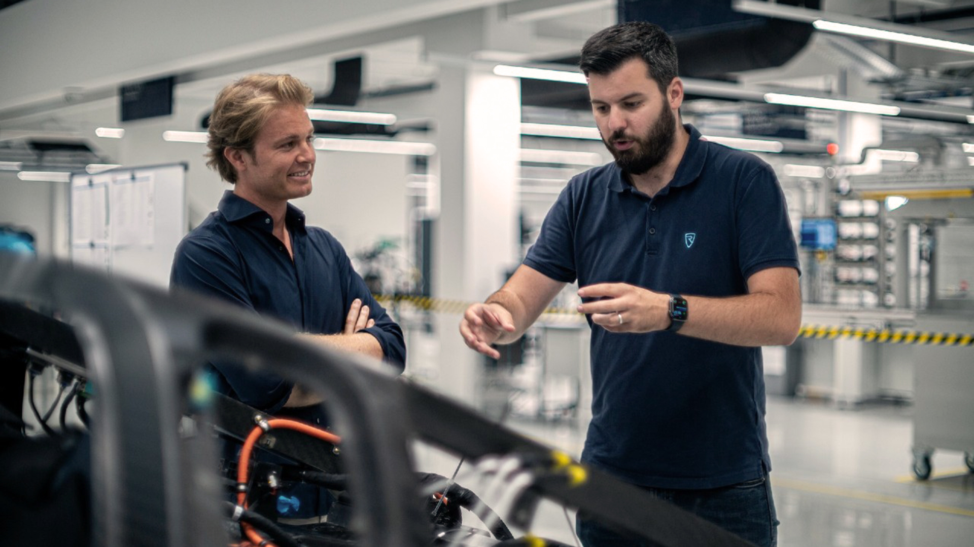 Nico Rosberg junto a Mate Rimac, el creador de su nuevo auto completamente eléctrico, que supera los 400 km/h