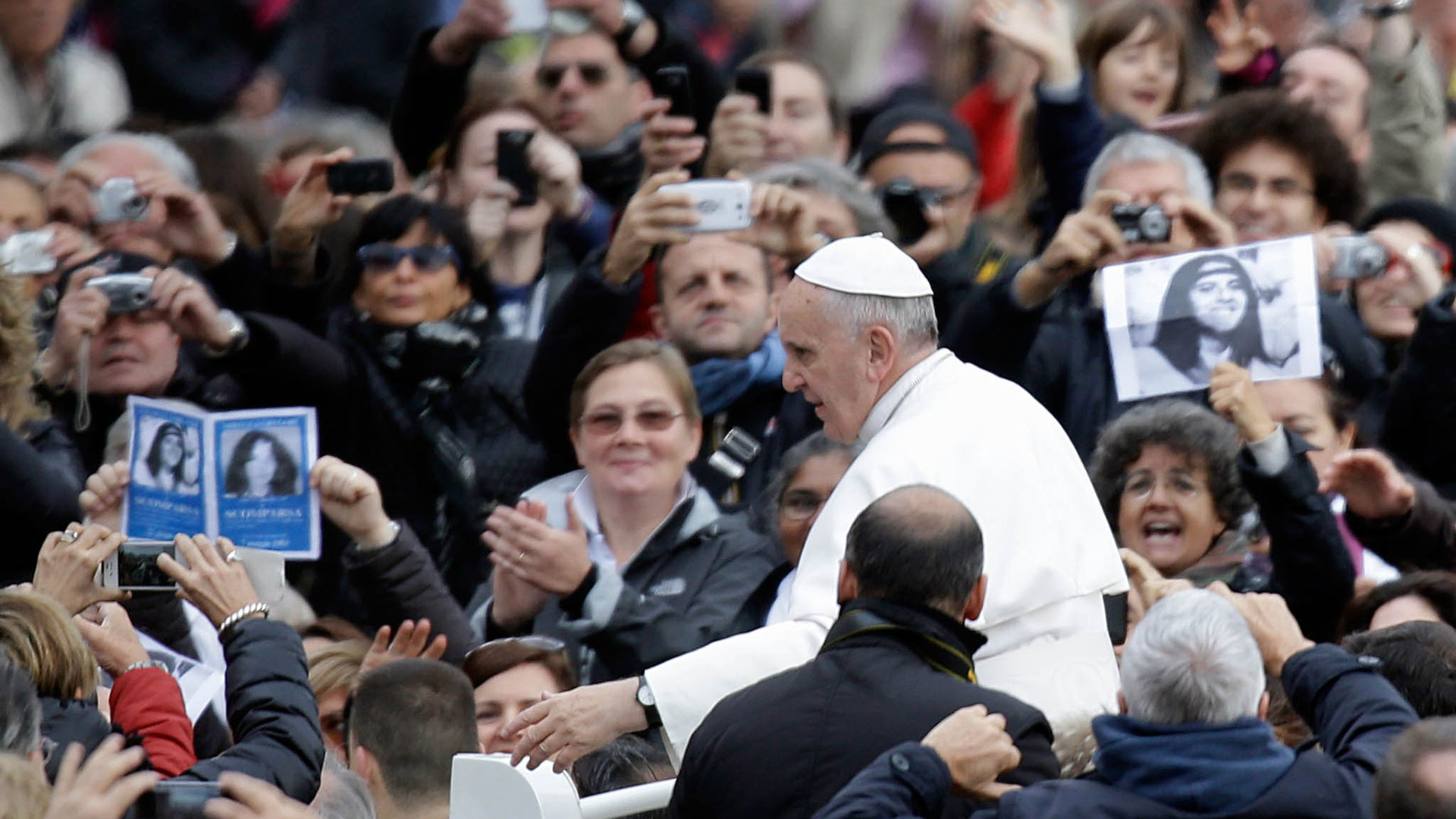 El papa Francisco junto a personas que sostienen pancartas con la imagen de Emanuela Orlandi (AP)