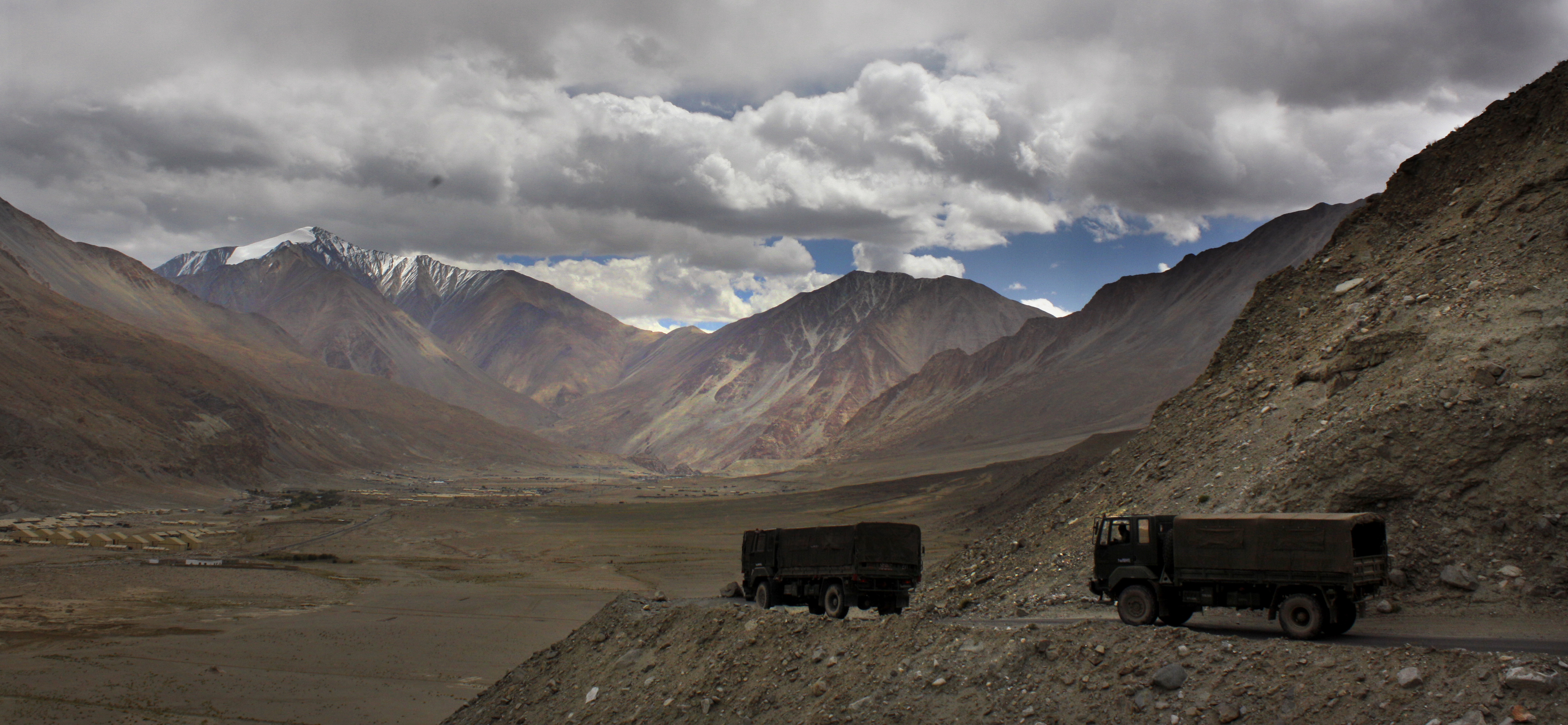 Camiones del ejército indio cerca al lago Pangong Tso (AP)
