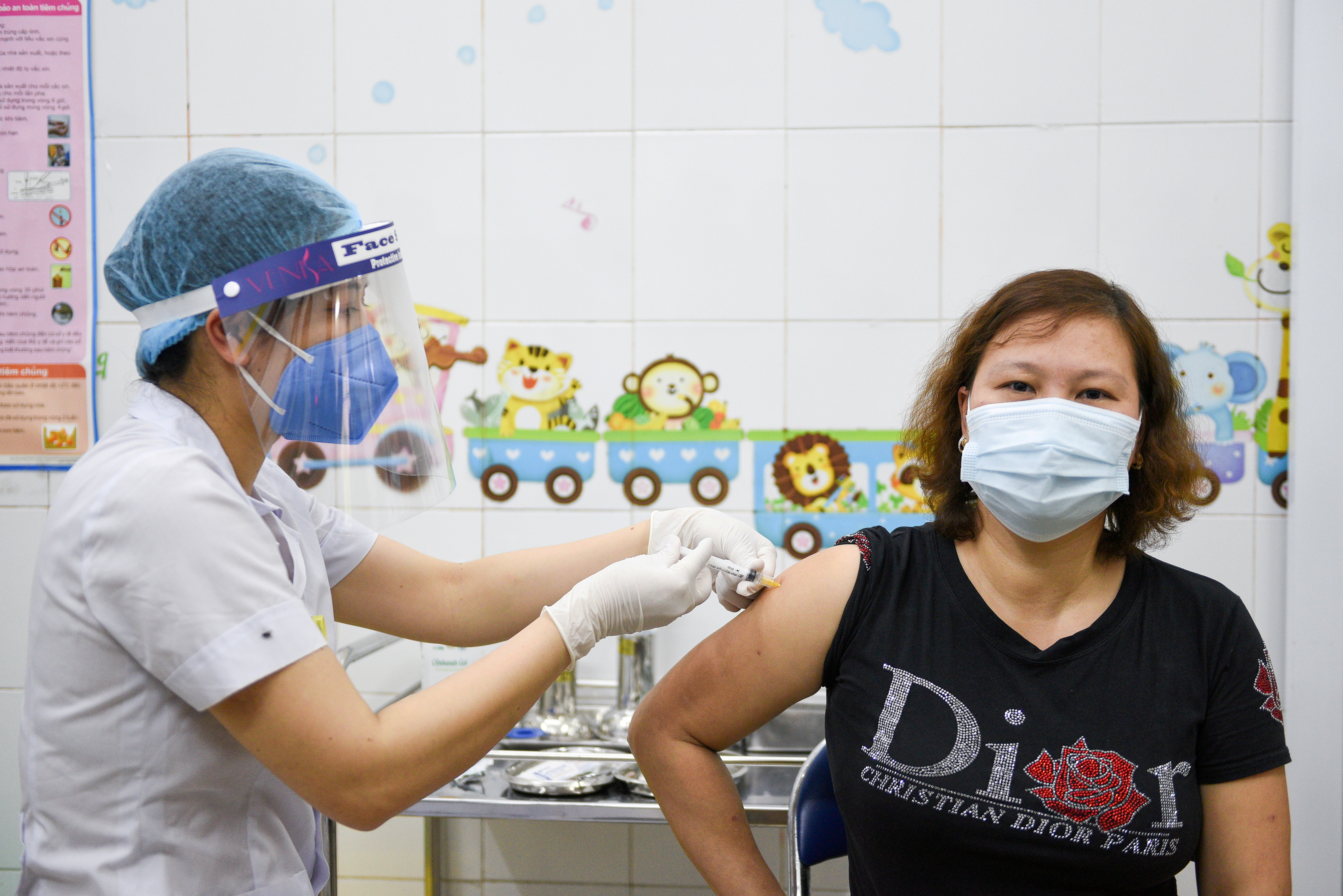 FILE PHOTO: Una mujer vietnamita recibe una dosis de Astrazeneca en Hai Duong, Vietnam. Al contrario de lo hecho por China, Vietnam aprobó el uso de vacunas extranjeras para inmunizar a su población y poder reabrir plenamente su economía (Reuters)