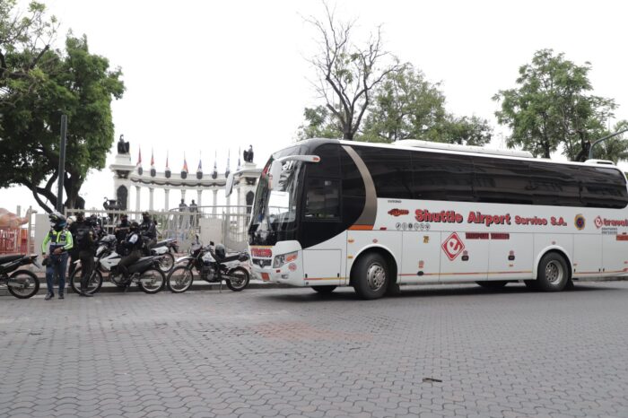 Turistas internacionales recorren Guayaquil en ocho buses este martes 18 de enero del 2022, sin poder bajar a los tours habituales. (Foto: Empresa Pública Municipal de Turismo)
