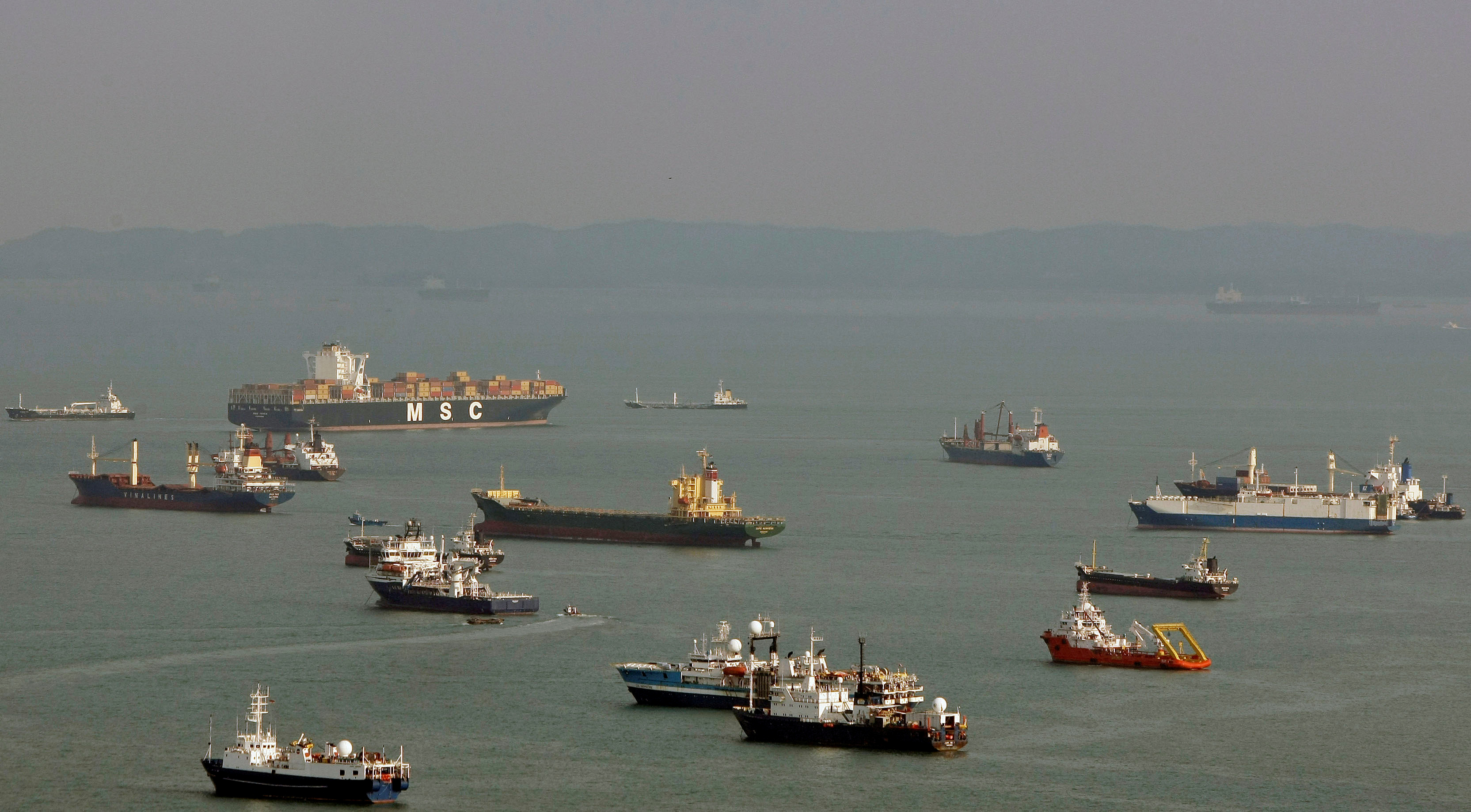 Buques contenedores y graneleros frente a la costa de Singapur el 10 de marzo de 2009 (REUTERS / Vivek Prakash / File Photo)
