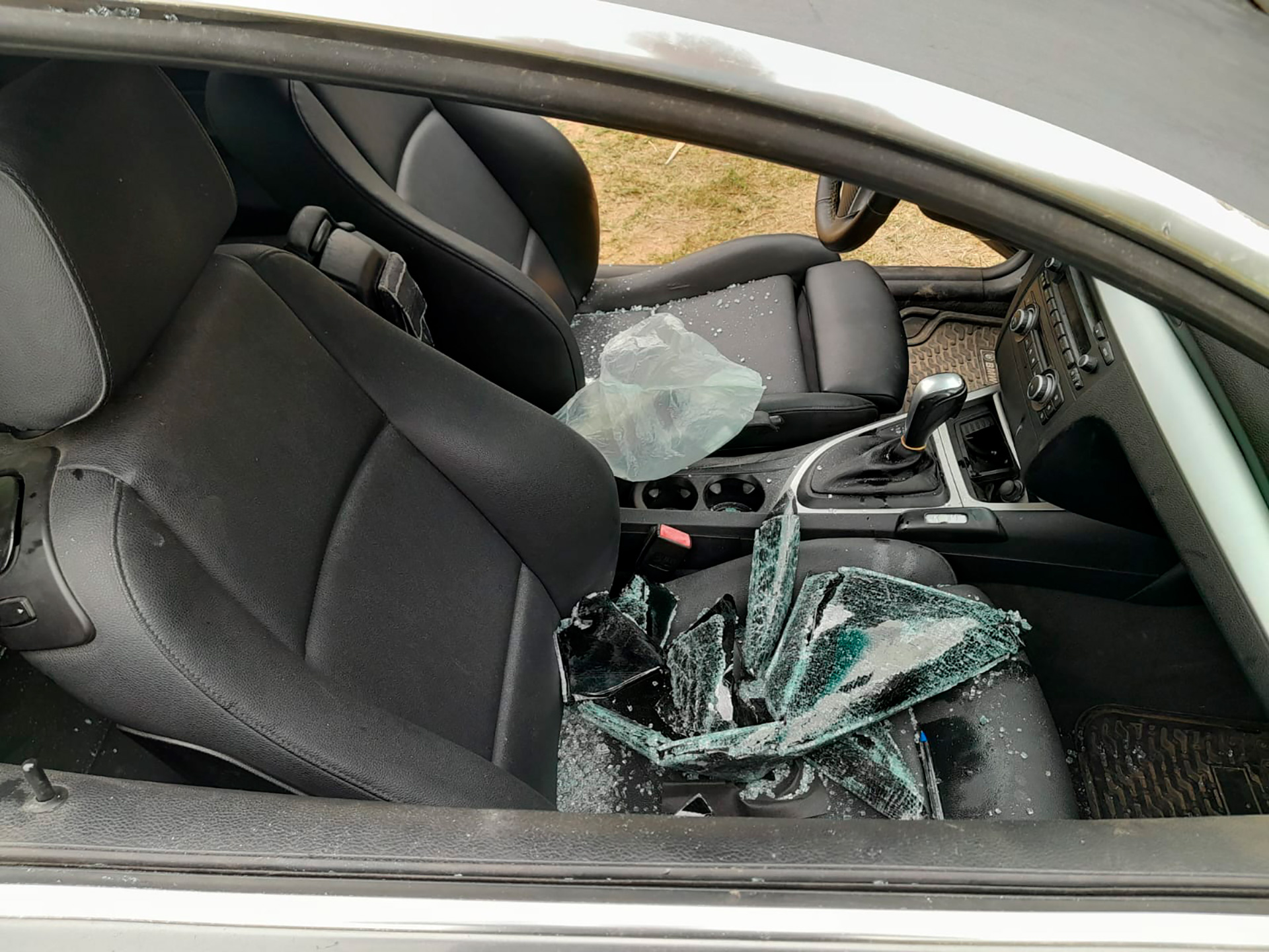 El interior del automóvil hallado por la policía en Santa Fe