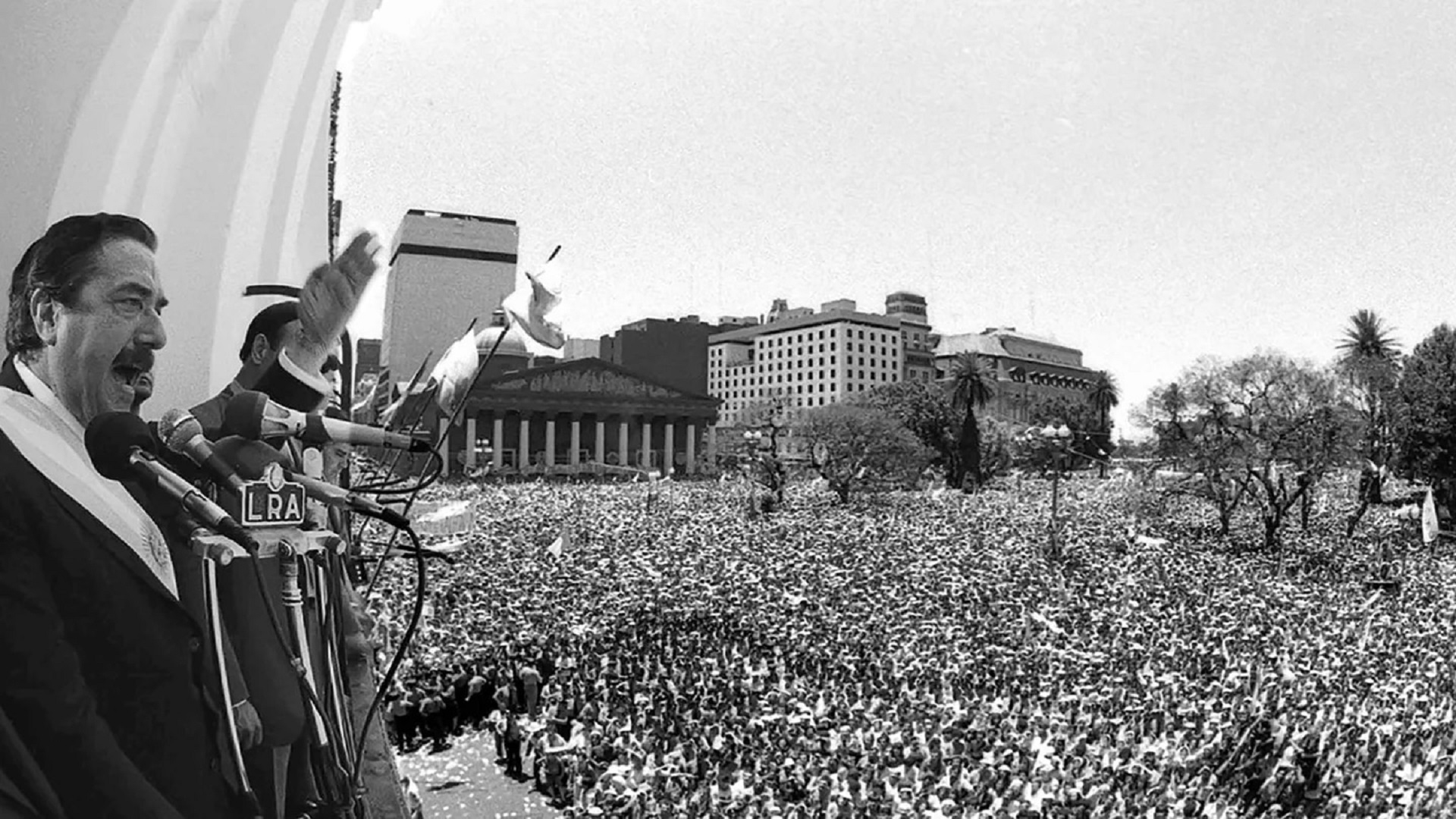 El histórico discurso de Raúl Alfonsín desde el Cabildo el 10 de diciembre de 1983, día de su asunción como presidente