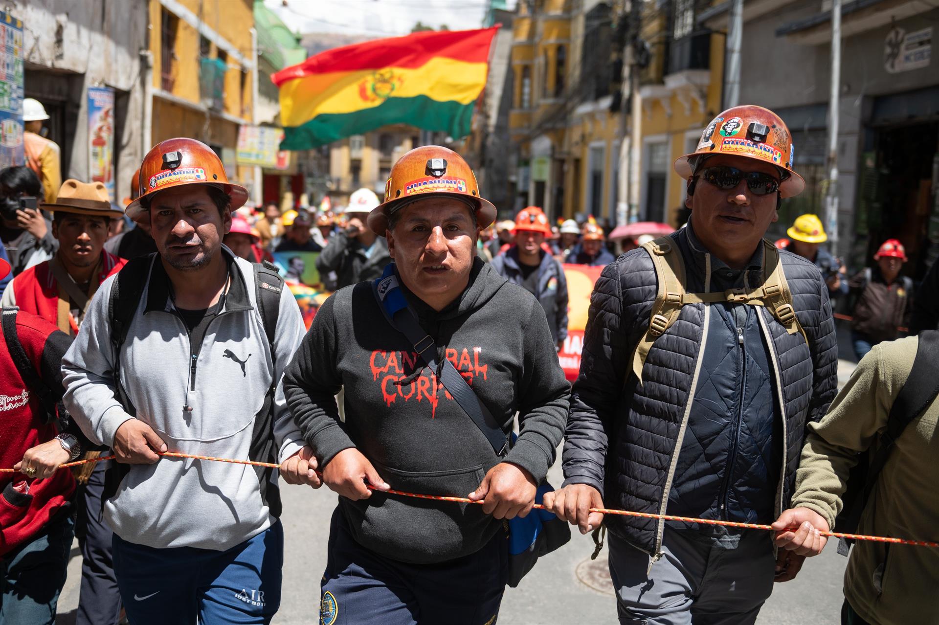Sectores afines a Evo Morales contin&uacute;an su avance hacia La Paz y aumentan la tensi&oacute;n en Bolivia tras dos semanas de bloqueos