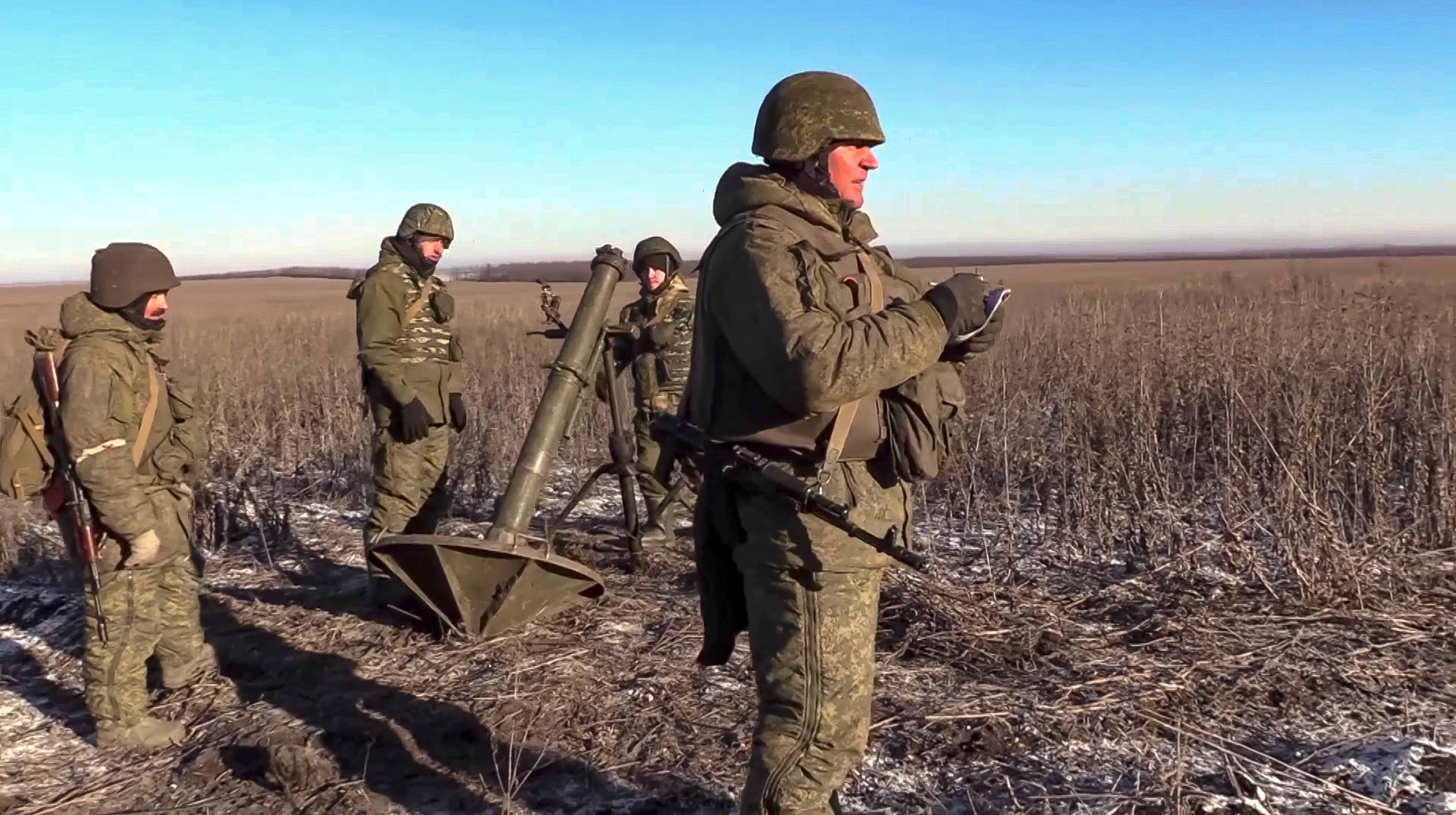Soldados rusos se preparan para disparar un mortero "Sani" en dirección a Ugledar, desde un punto no revelado en Ucrania (Servicio de Prensa del Ministerio de Defensa ruso vía AP)