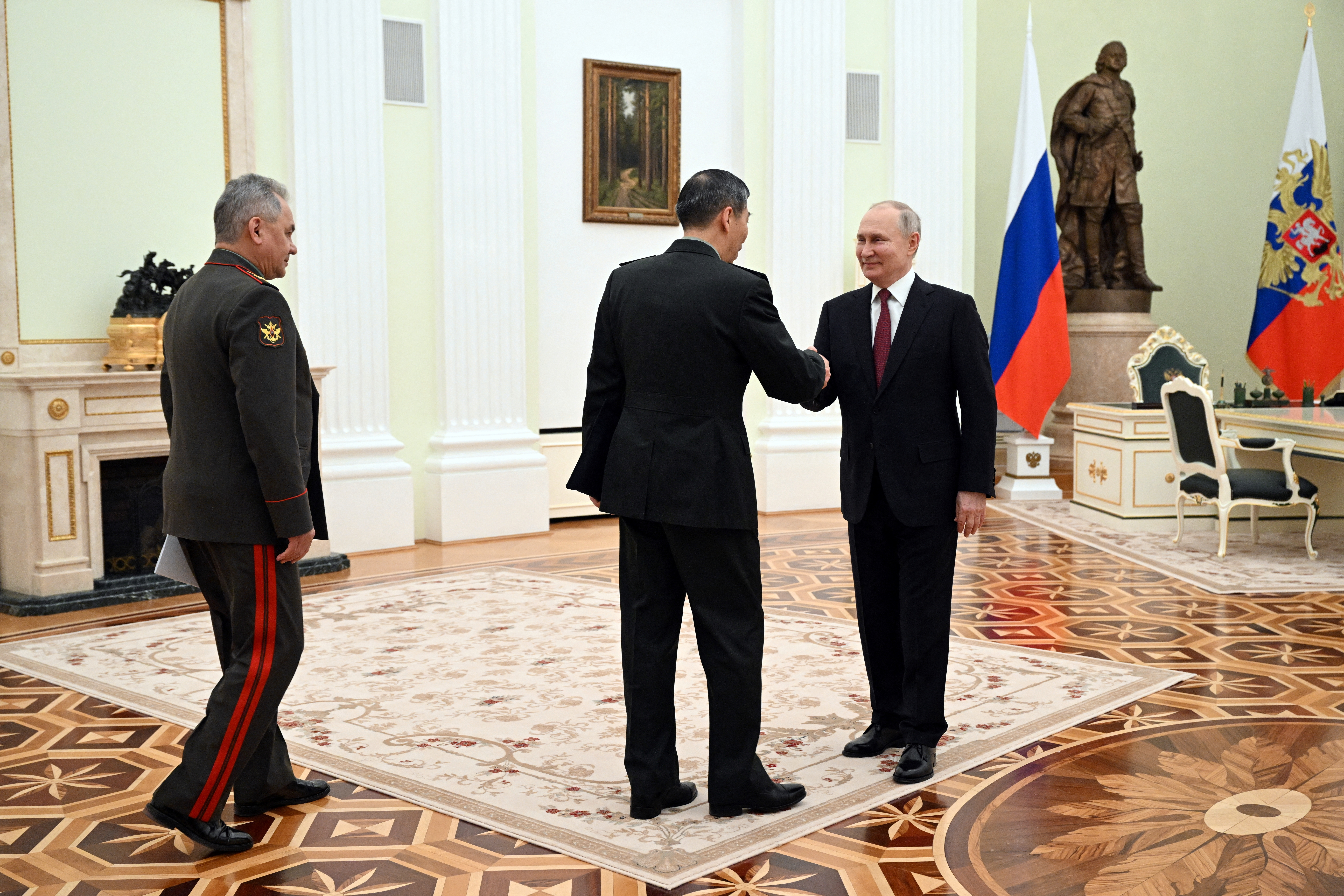 El presidente ruso, Vladímir Putin, el ministro de Defensa, Serguéi Shoigu, y el ministro de Defensa chino, Li Shangfu, asisten a una reunión en Moscú, Rusia, el 16 de abril de 2023