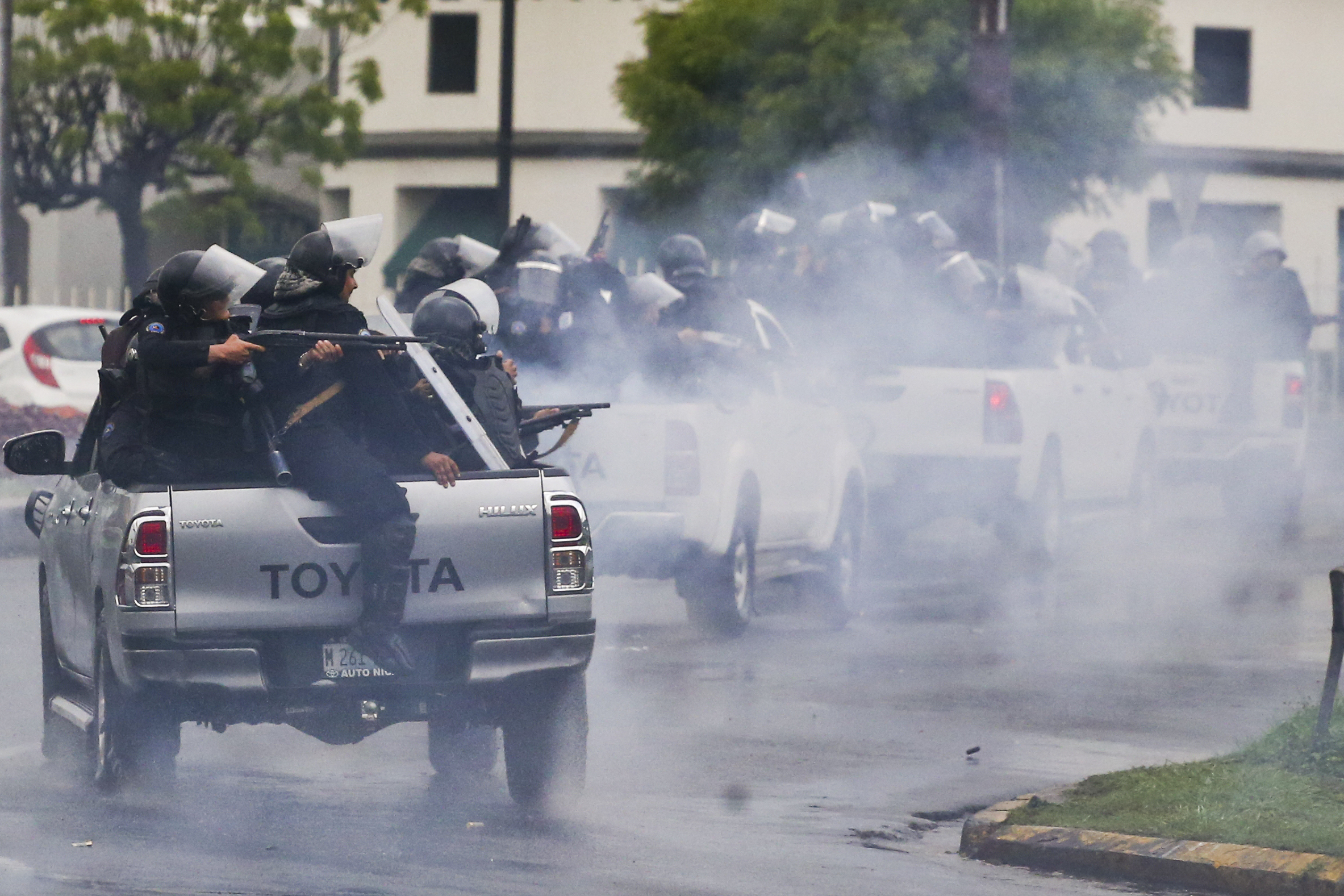 IMAGEN DE ARCHIVO: Policías antidisturbios a bordo de camionetas abren fuego con escopetas contra estudiantes universitarios que participan en una protesta contra el presidente nicaragüense Daniel Ortega en Managua, Nicaragua, el lunes 28 de mayo de 2018. (AP Foto/Esteban Felix)